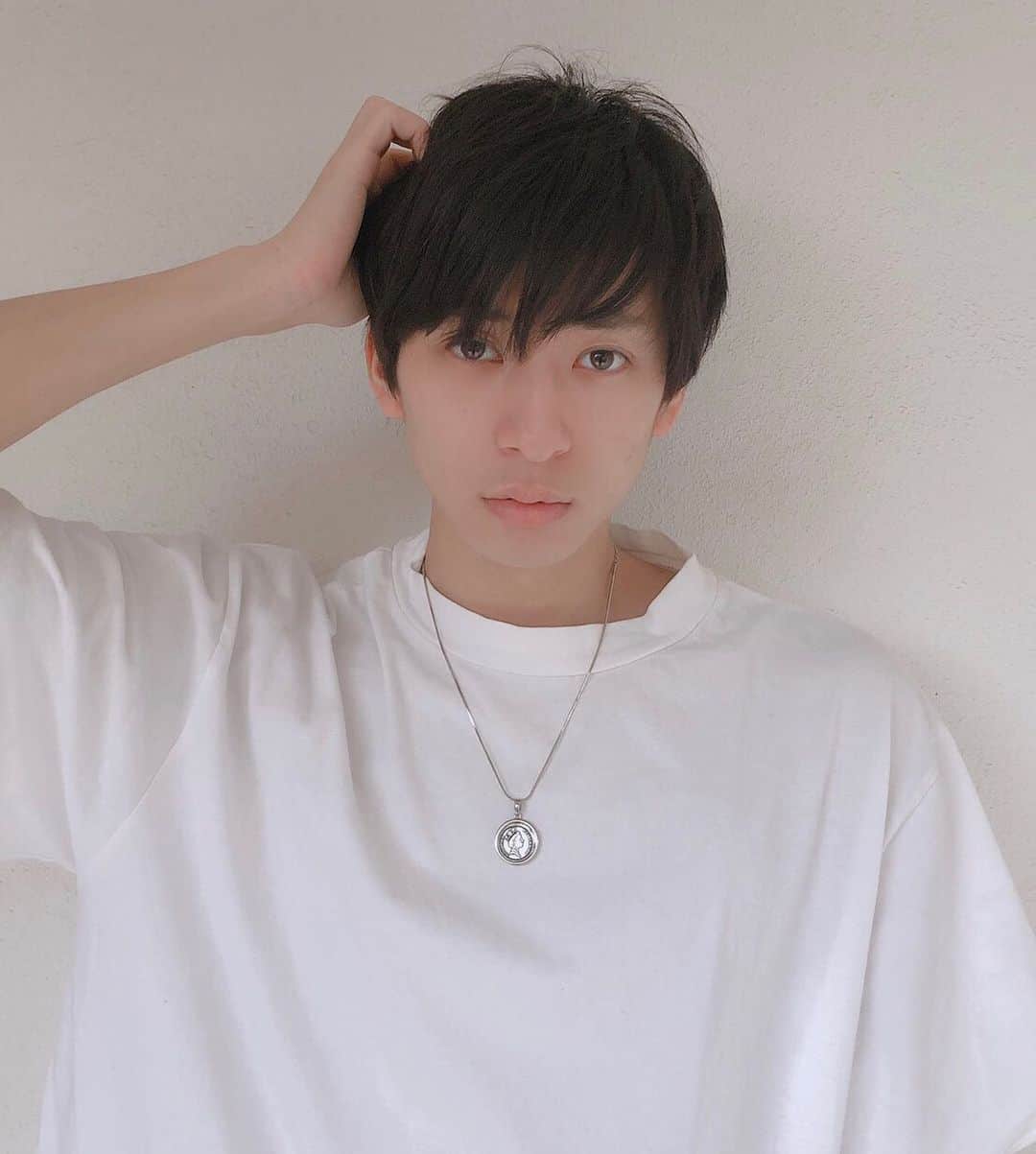 岡田翔大郎のインスタグラム：「少しだけ髪を切りました✂️ みなさんいかがお過ごしでしたか？」