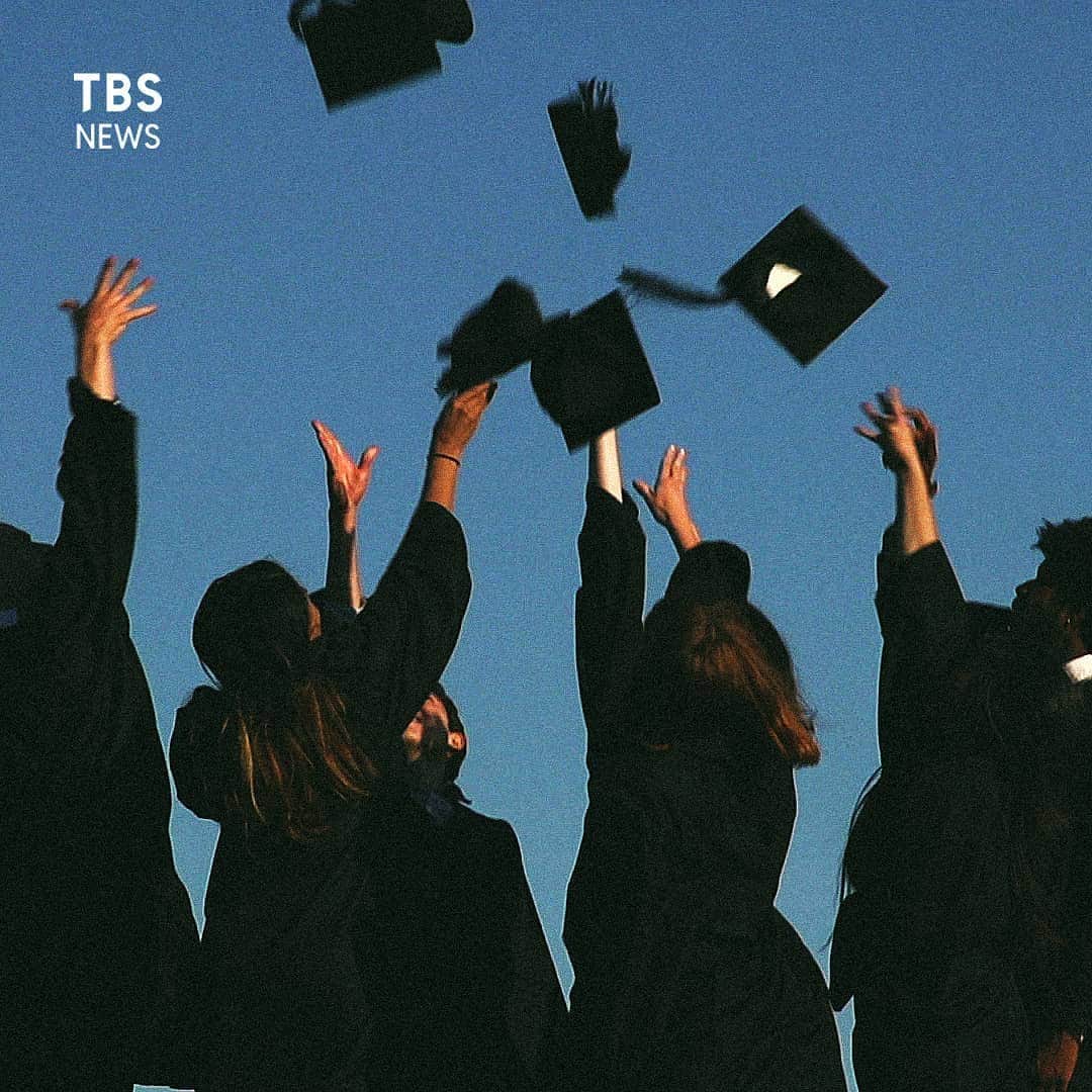 TBS NEWSさんのインスタグラム写真 - (TBS NEWSInstagram)「「一緒に卒業しよう」  アメリカでは、新型コロナで卒業式が開かれないおよそ300万人の高校生を祝おうと、オバマ前大統領やノーベル平和賞を受賞したマララ・ユスフザイさんらの参加するイベントが全米で放送された。 「一緒に卒業しよう」と題されたこのイベントは、プロバスケットボールＮＢＡ、「レイカーズ」のレブロン・ジェームズ選手らが主催したもので、16日夜、1時間にわたりアメリカ３大ネットワークなど主要テレビ局で全米に生放送された。  イベントには、オバマ前大統領のほか人気歌手のファレル・ウィリアムスさん、ノーベル平和賞を受賞したマララ・ユスフザイさんらが出席。  卒業式が中止や延期されたおよそ300万人の高校生の卒業を祝った。  イベントの中でオバマ氏は新型コロナウイルスの感染拡大に触れ、大人は問題の答えを持ち合わせていないとして、「この世界が良くなるとすれば、それは、みなさん次第だ」とエールを送った。  #卒業 #一緒に卒業しよう #graduatetogether #classof2020:mortar_board:」5月28日 20時59分 - tbsnews_insta
