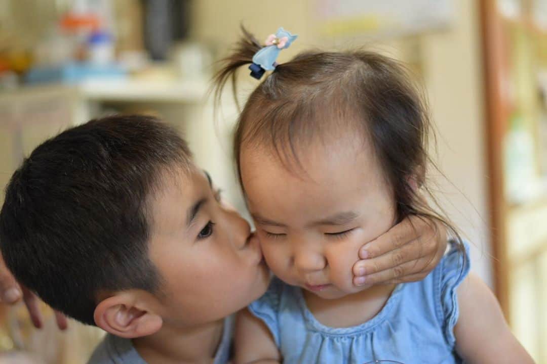 ジュンペイのインスタグラム：「.old picture . 甥っ子「生知」 . 姪っ子「生凰」 . ホンマに仲良しな２人 . 可愛すぎて泣ける . 子供欲しいなぁ . その前に奥さんやな . そのもっと前に彼女やな . そのもっと×2前に出逢いやな . ま、そのうち出逢えるやろ . と思いながら過ごして早数年 . このまま老後を迎える勢いです😑 . #甥っ子 #姪っ子 #兄妹 #叔父さん」