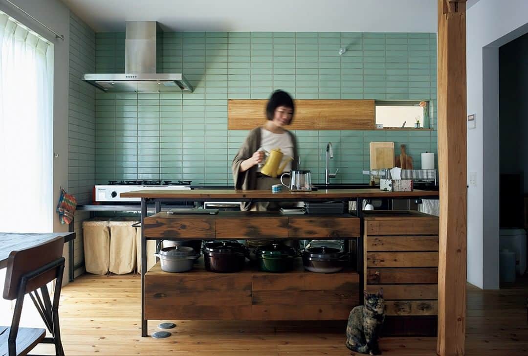 &Premium [&Premium] magazine.さんのインスタグラム写真 - (&Premium [&Premium] magazine.Instagram)「最新号「使い勝手のいい、台所と料理道具」発売中です。 森の中にいるような清々しさがある、料理家・柚木さとみさん（@yugisatomi）のキッチン。自然の中で過ごすのが好きで、木や革など“まんまの素材”が好み。作業台はカヌーの廃材から作ってもらったもの。（→p.54） photo : @minasoma #andpremium #アンドプレミアム #使い勝手のいい台所と料理道具 #PRACTICALKITCHENS #キッチン #KITCHEN #キッチン収納 #kitchentools #造作カウンター #造作家具 #柚木さとみ #廃材家具 #さときっちん」5月28日 21時01分 - and_premium