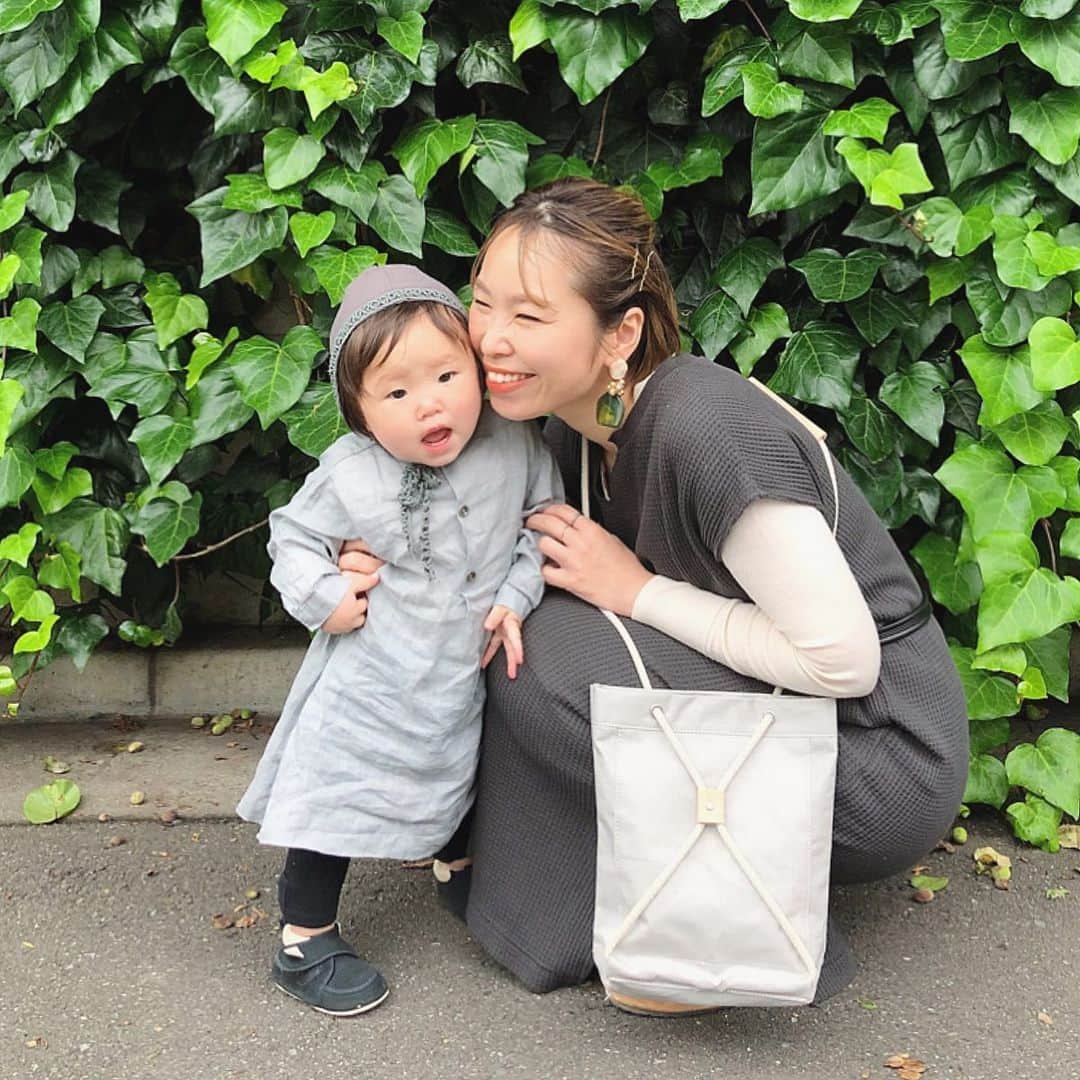 のインスタグラム：「． ★#親子コーデ ★． ． この日の#bag ‥  #マトーバイマールマール  @mato_by_marlmarl ． この#バッグ とっても優秀✨． 私も使えるし子供の#リュック にも 使える🎒． #ハーネス付きベビーリュック ✨． 三枚目と四枚目の写真見てね🤳． ． ． 親子で使えちゃう💕． しかもハーネス付きベビーリュック  なので近所にお買い物行く時や 道路を歩いて時などに便利✨． ． ちょこちょこ歩くと 車や自転車が危なくて ヒヤヒヤするけど #ハーネスリュック なら 安心してお散歩できるよ😊． デザインもシンプルでオシャレなのもお気に入り😍． ． ． 娘の服‥ @marlmarl_tokyo ． ． #marlmarl #マールマール #mato_by_marlmarl #marlmarl_cd #pr#マールマールエプロン  #親子#バッグ#baglover  #鞄#かばん #小物 #一歳#一歳児 #kids #kidsfashion #kids_japan  #赤ちゃん#赤ちゃんのいる暮らし  #赤ちゃんのいる生活  #baby」