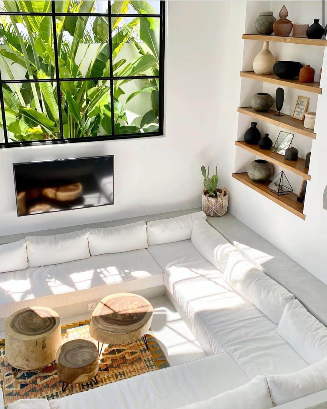 Interior | Lifestyle | Loveのインスタグラム：「Always finest whites @theyoungvillas」