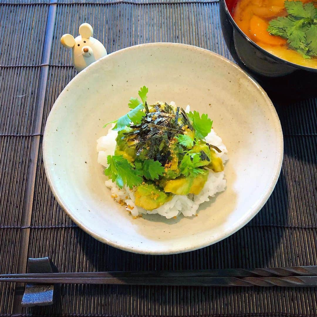 榊山敬代のインスタグラム：「🌿🥑🍚… ・ またもやアボカド丼 とおもいきやすこし いつもと違うよの巻  今回のランチでは  パクチーを添えまして ひと味違う美味しさに ごま油も相性よろしく  大変美味しゅうございました  今回はパクチーをお味噌汁 にも添えてみたら三つ葉の ようなかんじでスキな感じ  しばらくはパクチーと共に オリジナルレシピに挑戦也  さて今週の終わりでは緊急事態宣言 解除されました節目でもありまして ひとつのお仕事受け渡しましたの巻  コロナさんが終息する頃に というタイミングに何とか 間に合いましてひと安心也  不具合がなければいいなぁと まだ緊張はしておりますけど  無事にお披露目できますように…  そのような緊張感の中で今は  ひとつひとつの課題を 悔いのないよう進行中  さて明日からは 新たなキモチで  途中になっております お仕事な作業開始の巻 ・ ・ #おうち時間 たのしもう週間 #おうち大好き もともと #stayhome 生活🏠… ・ ・ きょうのストーリーズでは きょうのご褒美タイムの巻 最近#食べ過ぎ注意 …🙄… ・ ・ #パクチー #phakchi #パクチー大好き #vegetable #アボカド #アボカド丼 #avocado #アボカドレシピ #アボカド料理 #白米  #おうちランチ  #ランチ #lunch  #おうちごはん #和食 #お味噌汁 #food #土鍋ごはん#artist #kitchen #cooking #日本画家 の #お料理こんなもん  #信楽焼  妹より #器 #うつわ #artist #cooking #日本画家 の #お料理こんなもん」