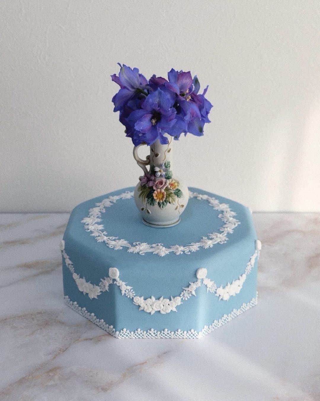 KUNIKAさんのインスタグラム写真 - (KUNIKAInstagram)「@wedgwood blue sugar cake and early summer flowers, delphinium🔹  ウェッジウッドブルーで何か作りたくて、シュガーケーキの台座を作りました。 上にお気に入りのものを置いて、お部屋のインテリアに💎  #artofkunika」5月28日 21時11分 - _kunika_