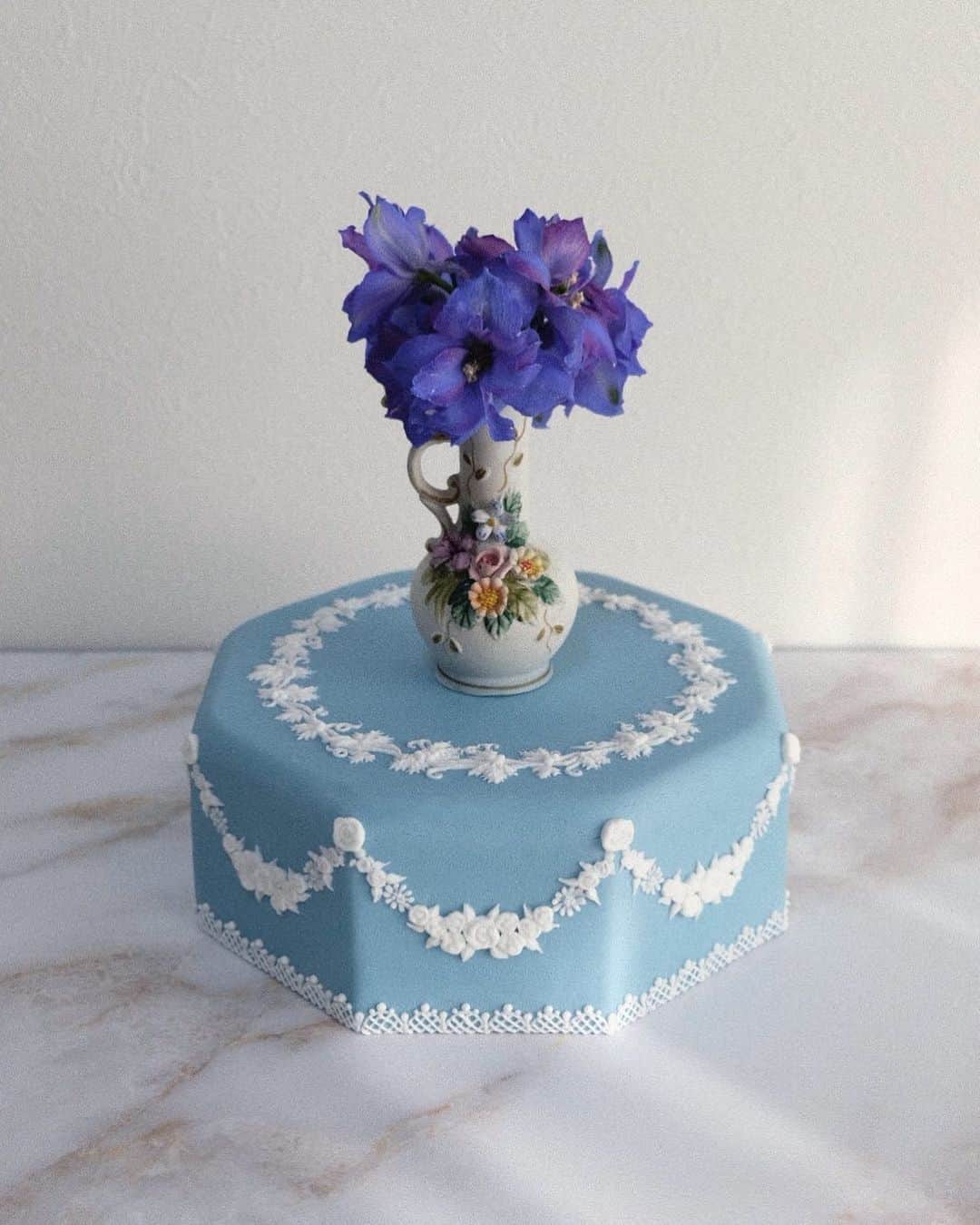 KUNIKAのインスタグラム：「@wedgwood blue sugar cake and early summer flowers, delphinium🔹  ウェッジウッドブルーで何か作りたくて、シュガーケーキの台座を作りました。 上にお気に入りのものを置いて、お部屋のインテリアに💎  #artofkunika」