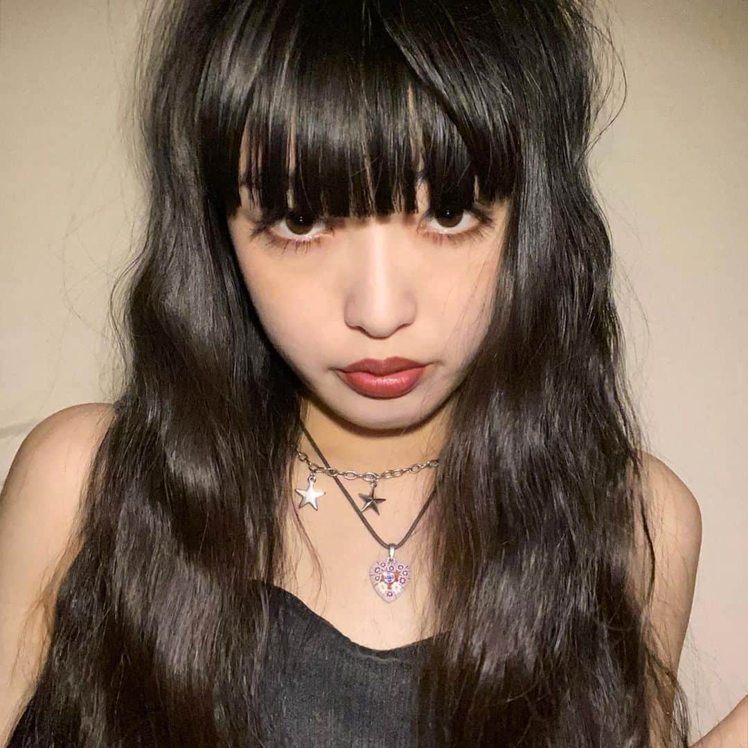 セナのインスタグラム：「☪️💕☪️💕 . . . . . . . . . . . . #黒髪スーパーロング #黒髪 #黒髪ロング #ロングヘア #スーパーロング #前髪  #赤リップ #ぱっつん前髪 #ヘアアレンジ #撮影 #作品撮り #streetfashion #サロモ #サロンモデル #古着  #ootd #ootdfashion #ストリートファッション #streetstyle #instagood #instalike #パーマ #therollingstones #ootd4nylonjp #自撮り #selfie #streetphotography #90s #セナ」