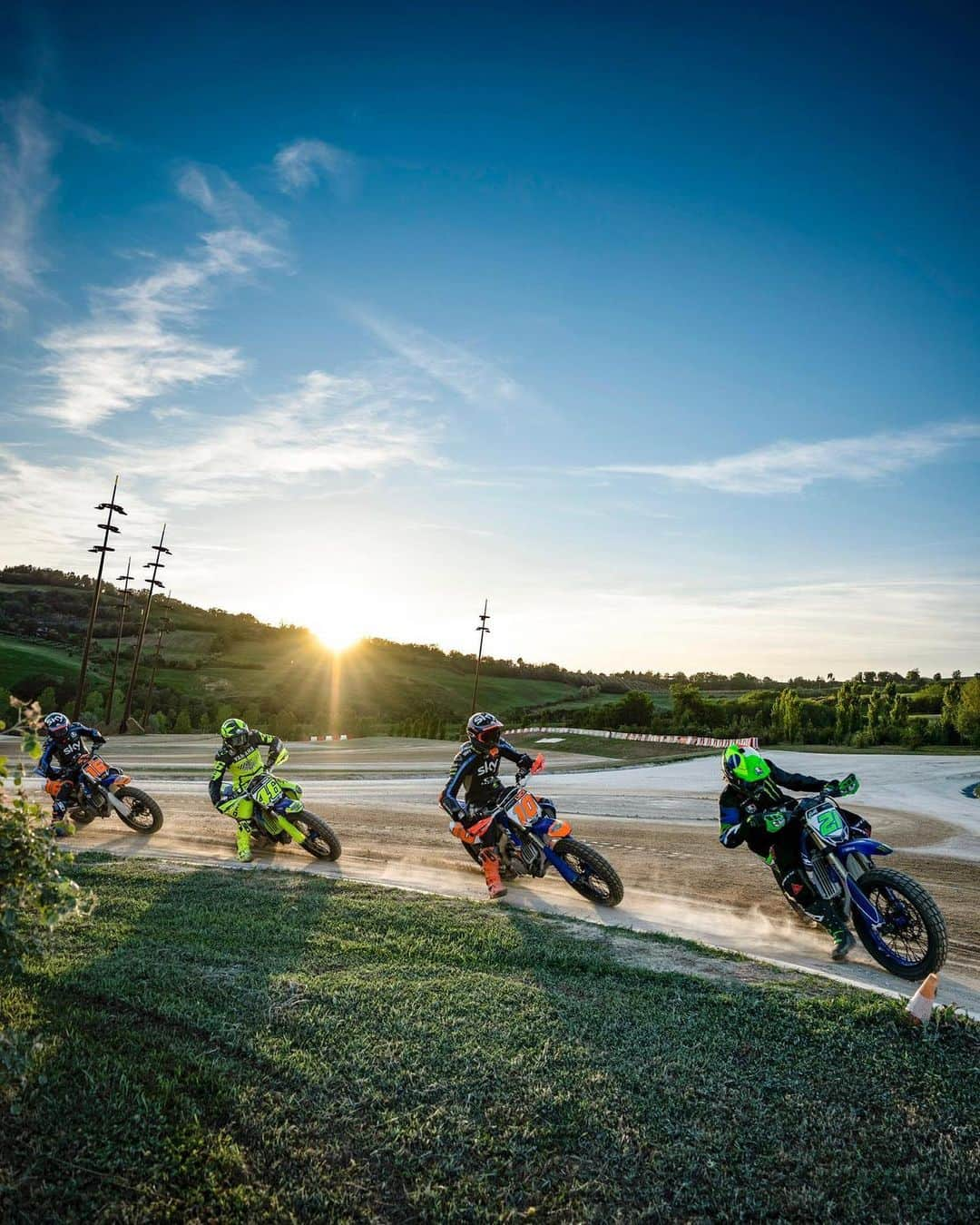 バレンティーノ・ロッシさんのインスタグラム写真 - (バレンティーノ・ロッシInstagram)「Busy training at the MotoRanch with the @vr46ridersacademyofficial 📸 @camilss」5月28日 21時13分 - valeyellow46