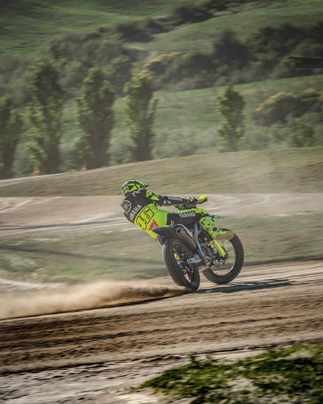 バレンティーノ・ロッシさんのインスタグラム写真 - (バレンティーノ・ロッシInstagram)「Busy training at the MotoRanch with the @vr46ridersacademyofficial 📸 @camilss」5月28日 21時13分 - valeyellow46