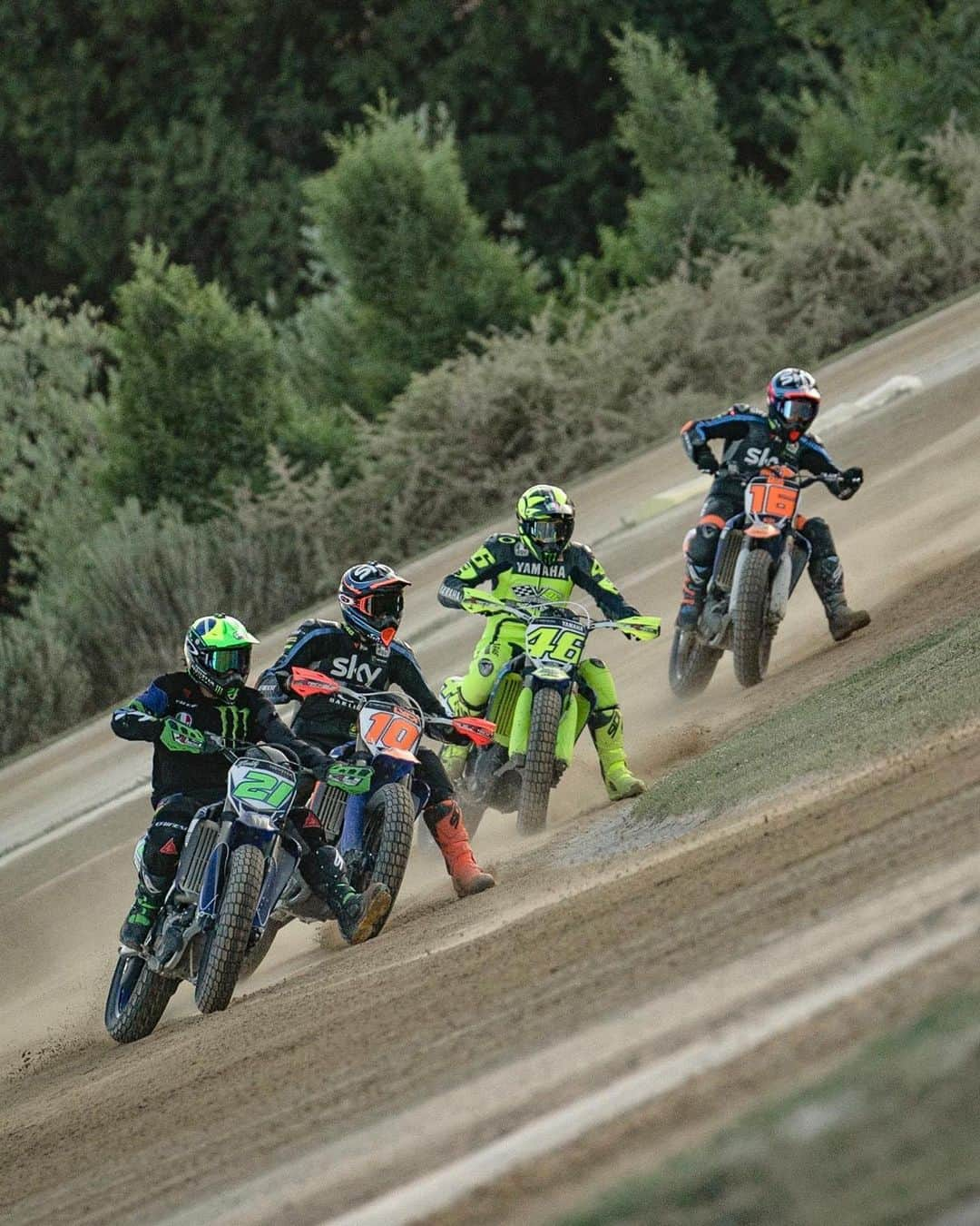 バレンティーノ・ロッシさんのインスタグラム写真 - (バレンティーノ・ロッシInstagram)「Busy training at the MotoRanch with the @vr46ridersacademyofficial 📸 @camilss」5月28日 21時13分 - valeyellow46