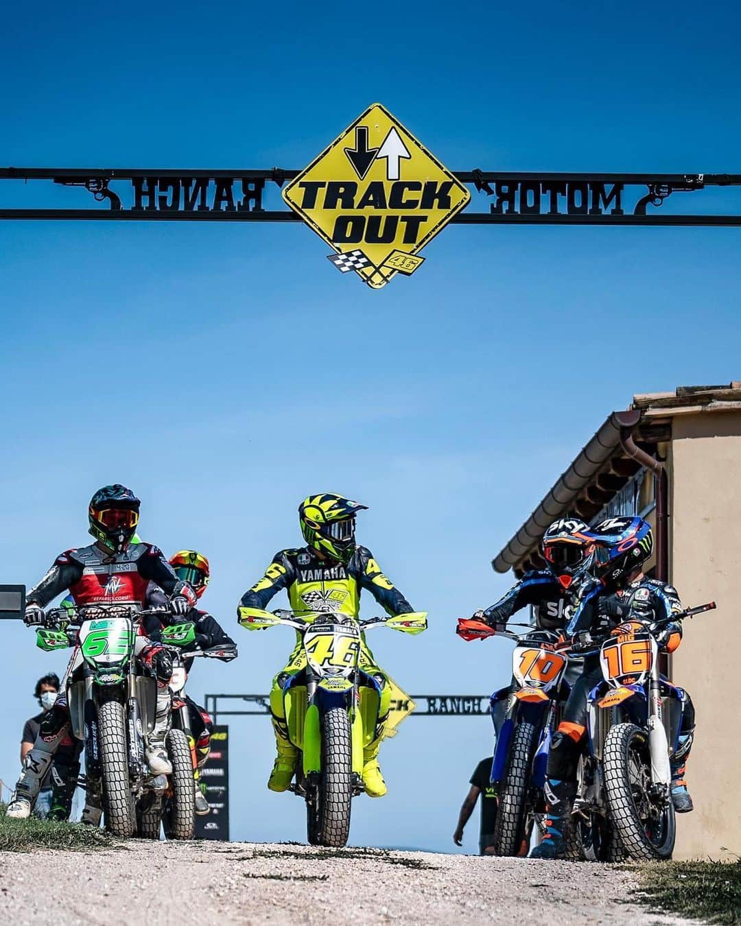 バレンティーノ・ロッシのインスタグラム：「Busy training at the MotoRanch with the @vr46ridersacademyofficial 📸 @camilss」