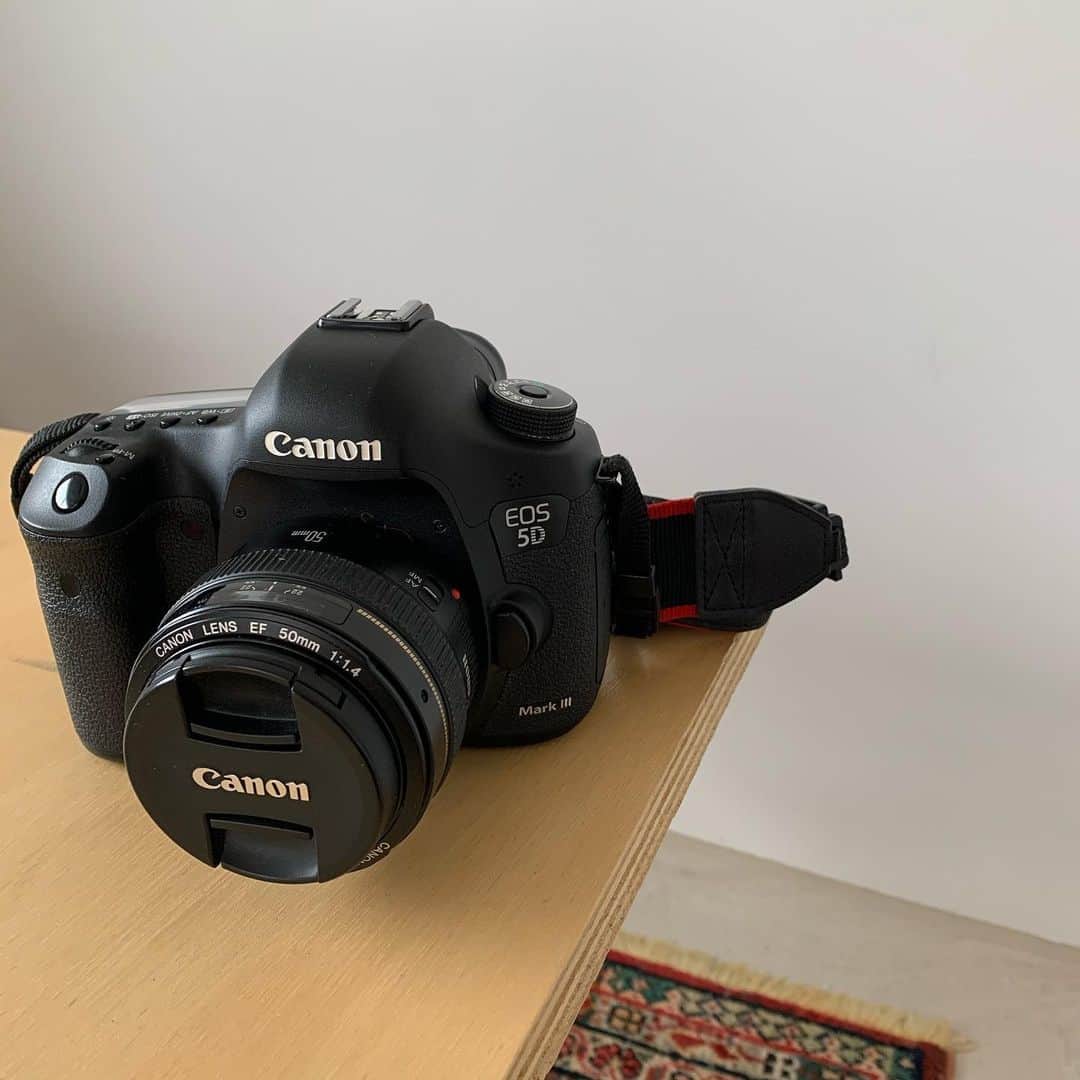 久保雄司のインスタグラム：「かれこれ8年ほど前に購入したカメラ Canon 5D markⅢ 📷 毎月こつこつ貯金して社会人はじめての大きな買い物はこのカメラ📷  自分への自信と投資としてキャッシュで買いたかったので、頑張ったな^ ^  当時30万くらいしたかな笑👛  このカメラと出会いで人生変わったな😊  ふと手にとって思い出したので😌  この子は手放さない😌  #Canon」
