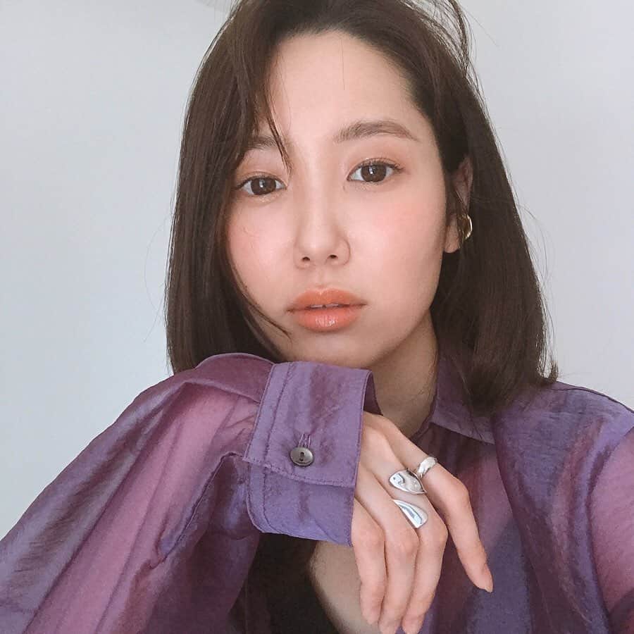 小林ようのインスタグラム：「この前久しぶりにセルフメイクしたときの🤳 ナチュラルめと濃いめ。 . #makeup #selfietime #silverring #tokyo #violet #purple #셀피 #도쿄 #일본 #메이크업 #💜 #自撮り #セルフメイク #眉毛が下手 #小林よう」