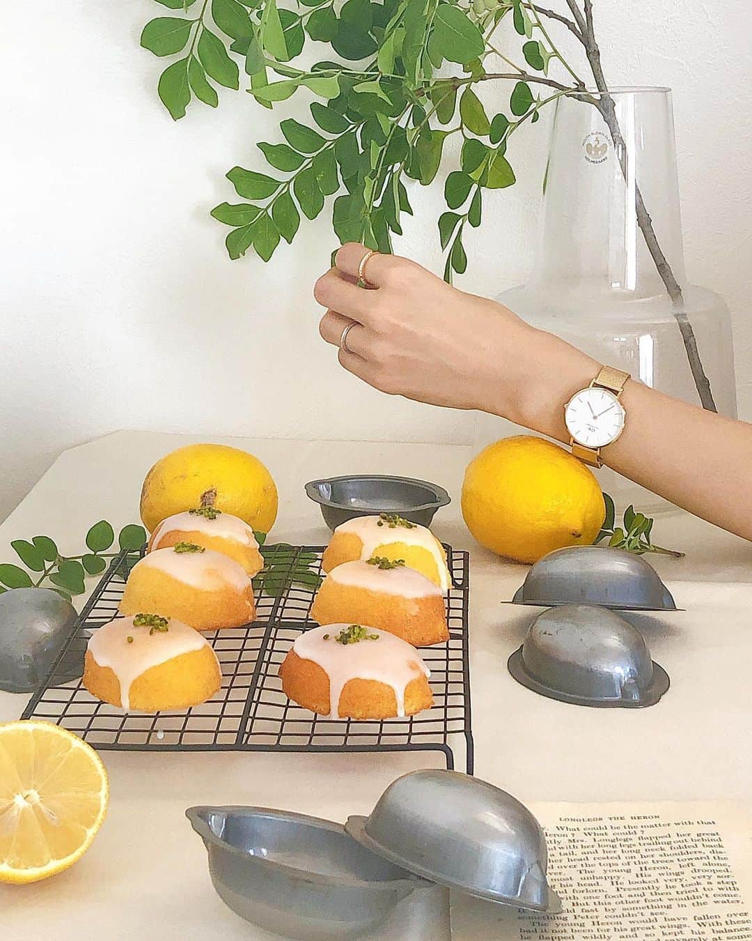 ai ˖◛⁺⑅♡さんのインスタグラム写真 - (ai ˖◛⁺⑅♡Instagram)「2020.5.28 ・ ⚫︎ #レモンケーキ ・ 焼き上がり 型外しがスルッと。 ・ 久しぶりに 美人さんレモンケーキ になったかな…。 ・ シャリシャリの レモンアイシングは 甘くてもサッパリ！！ ・ これからの時期は しっかり冷やしても◎ ・ ・ #手作りケーキ#ウィークエンドシトロン#citron#レモン#🍋#lemoncakes#おうちカフェ#tomiz#wp_deli_japan#igersjp#フーディーテーブル#手作りおやつ#手作り#キッチングラム#lemon#ウィークエンド#homemade#sweets#locari#cotta#おうちごはんlover#macaroni#手作りスイーツ ・ ・ 以下PRです ・ ダニエルウェリントン様より @danielwellington 5月20日発売の新モデル Petite evergold 夏にぴったりの新しい色合いのゴールド ・ エレガントだけど 甘過ぎない ホワイトフェイス32mmを 選ばせていただきました ・ 15％OFFクーポンコード aimi6 2020/7/31まで DW公式サイトにて使用可 #DanielWellington#ダニエルウェリントン#DW新作」5月28日 21時18分 - aimihika