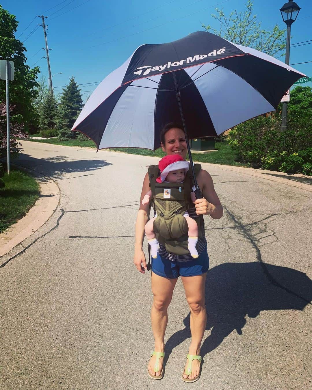 メーガン・デュアメルさんのインスタグラム写真 - (メーガン・デュアメルInstagram)「When you go for a nice walk in the sun with the baby, it’s important to keep her protected from the sun! #bigumbrella #keepingbabysafe #sunnydaywalks #mommyandbaby @zoey.marcotte」5月29日 8時12分 - meaganduhamel