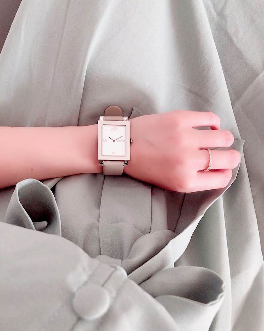 嶋村瞳さんのインスタグラム写真 - (嶋村瞳Instagram)「. no monday . ⌚️ @nomonday_jp . . ちょっとカジュアルで 甘めになりすぎなくていい シンプルで大人っぽい♥ . クーポンコード 『hitomez』で全商品10％offになるよ🎶 . メンズ商品も沢山あるよ！ . .  #嶋村瞳で割引 ⬅️ここタップ #nomonday  #ノーマンデー #腕時計 #時計 #手元倶楽部 #メンズ #レディース #クーポンコード #クーポン #ファッション #コーデ #instafashion #code #fashion」5月29日 8時12分 - hitomi_shimamura_official