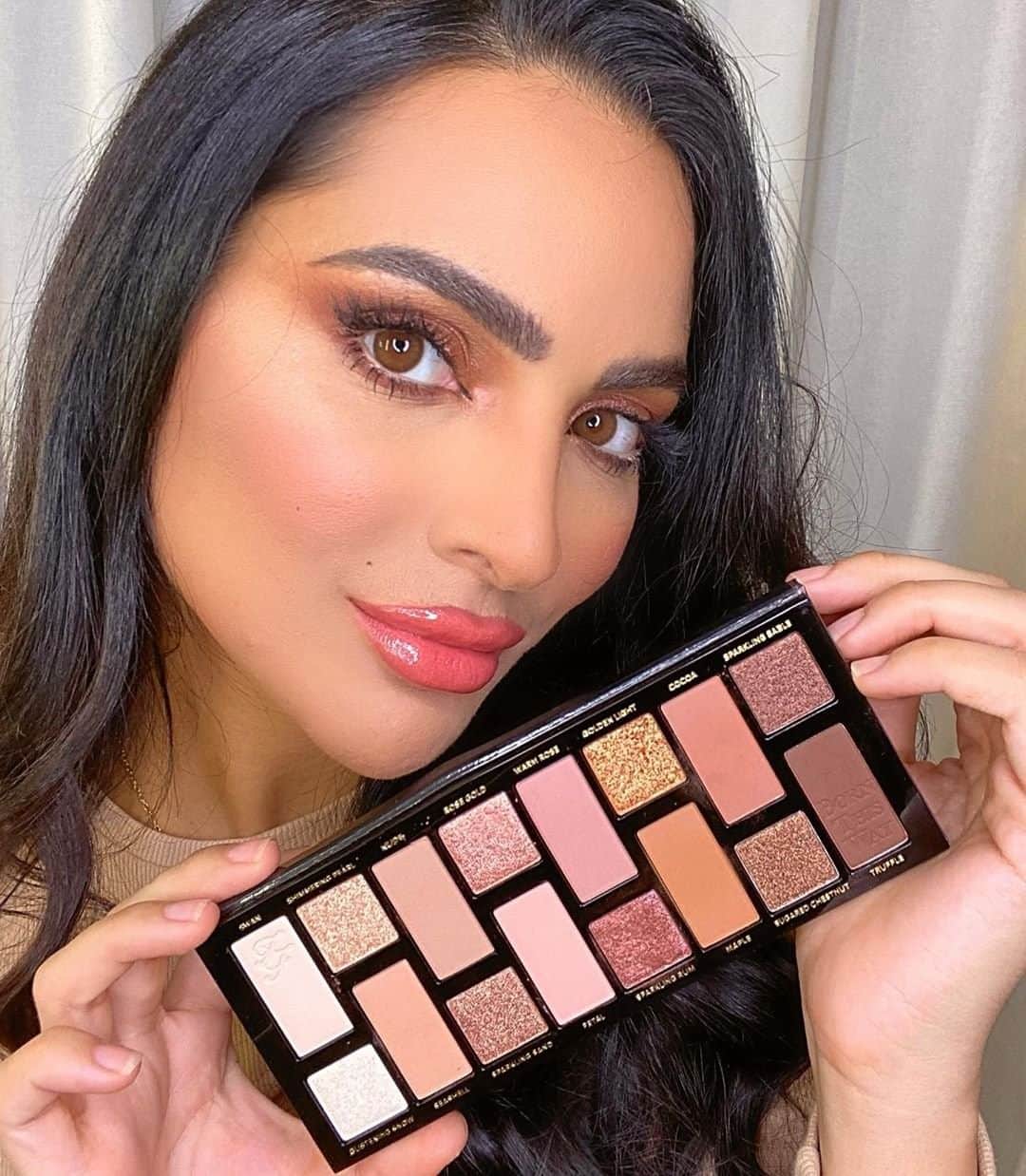 Too Facedさんのインスタグラム写真 - (Too FacedInstagram)「You glow, girl. ✨ Gorgeous @theayoot perfects her glam with our Born This Way Eye Shadow Palette! #regram #toofacedambassador #toofaced」5月29日 7時00分 - toofaced