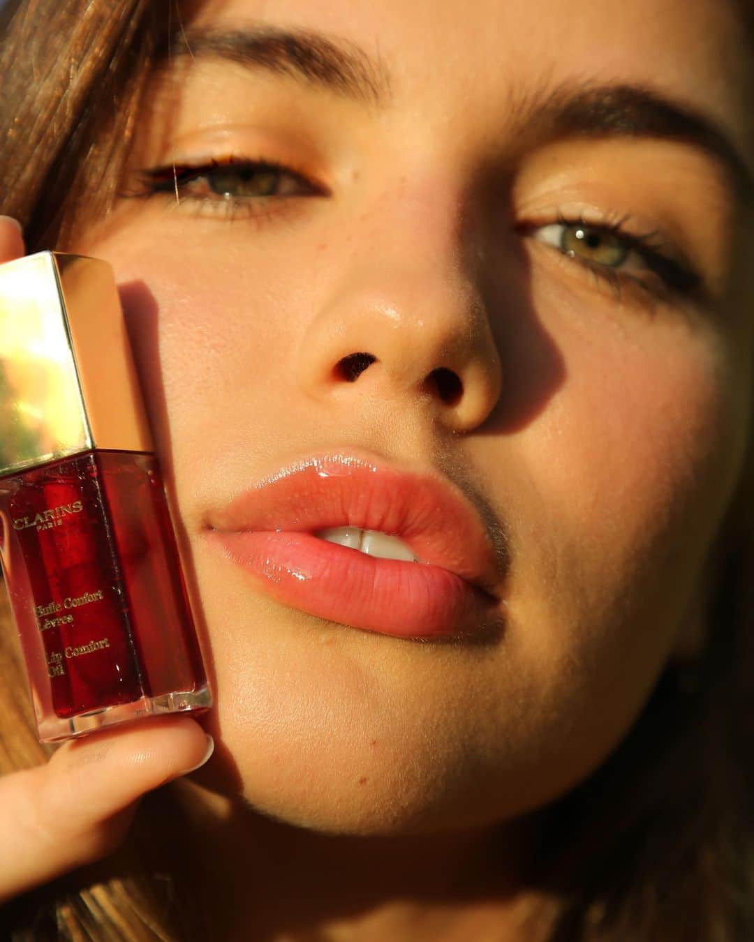 CLARINSさんのインスタグラム写真 - (CLARINSInstagram)「🍓✨Golden hour with a soft Red Berry #glow ❤️ @alexleeaillon shows us the wash of color by Lip Comfort Oil in Red Berry by @averywheless #makeup #clarins #clarinsmakeup」5月29日 6時54分 - clarinsusa