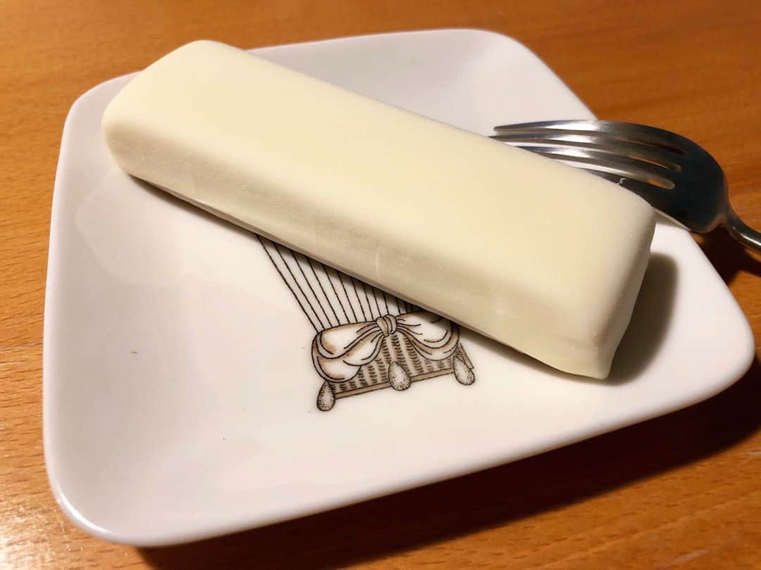 ホリエアツシさんのインスタグラム写真 - (ホリエアツシInstagram)「二百年ぶりに食べたけど相変わらず美味すぎますな🍨🧀 #チーズスティック」5月29日 6時57分 - a.horie