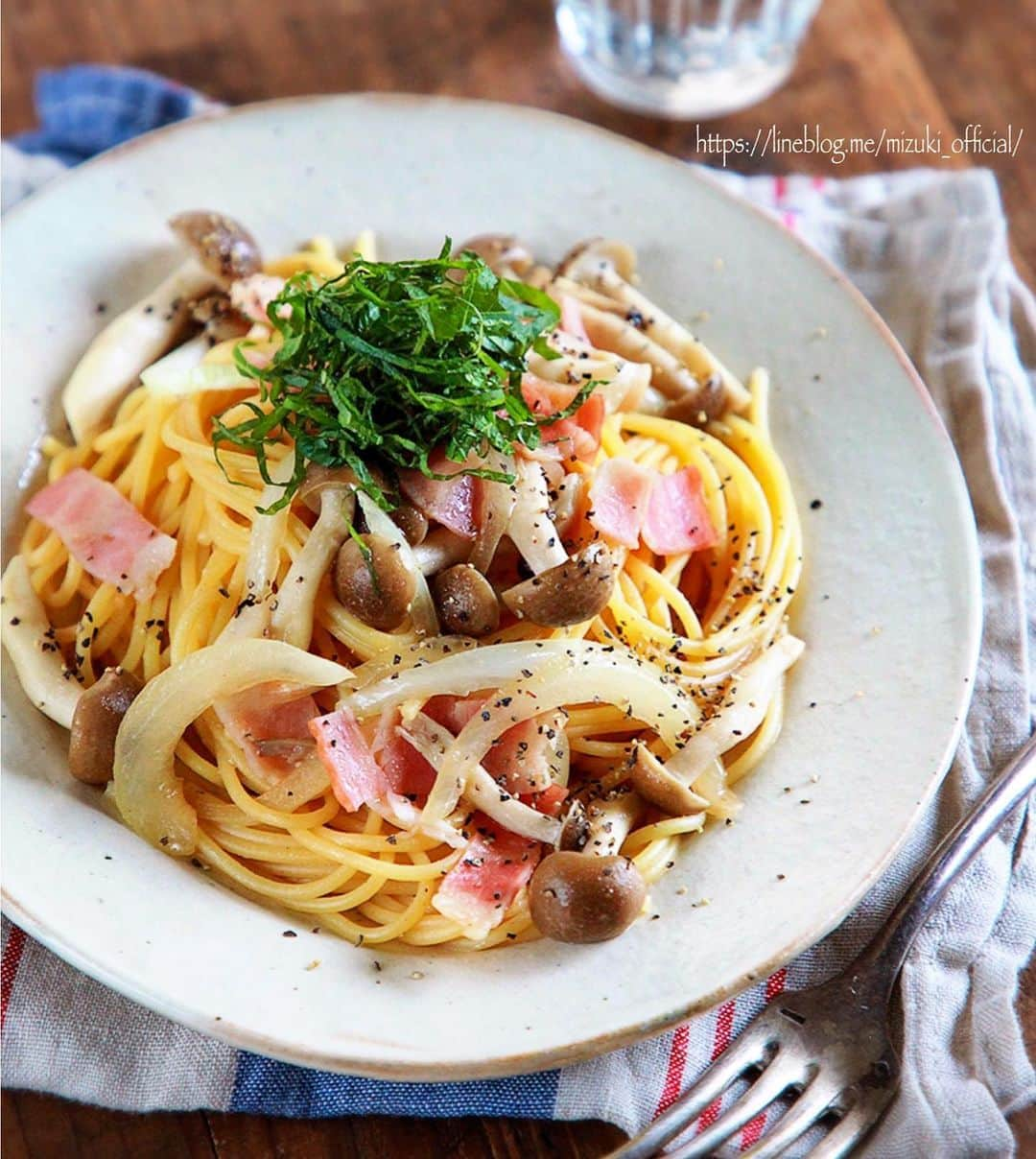 Mizuki【料理ブロガー・簡単レシピ】さんのインスタグラム写真 - (Mizuki【料理ブロガー・簡単レシピ】Instagram)「・﻿ 【レシピ】ーーーーーーーーーーーーーーーーー﻿ ♡ベーコンときのこのめんつゆバターパスタ♡﻿ ーーーーーーーーーーーーーーーーーーーーーー﻿ ﻿ ﻿ おはようございます(*^^*)﻿ ﻿ 今日ご紹介させていただくのは﻿ ささっとできる和風パスタ♩﻿ 味付けはめんつゆバターでコクうま♡﻿ ベーコン&きのこの旨味たっぷりで﻿ 間違いなしの味わいですよ(*´艸`)﻿ ﻿ とっても簡単にできるので﻿ よかったらお試し下さいね(*^^*)﻿ ﻿ ﻿ ﻿ ーーーーーーーーーーーーーーーーーーーー﻿ 【2人分】﻿ パスタ...160g﻿ ベーコン...2枚﻿ しめじ...1株﻿ 玉ねぎ...1/4個﻿ サラダ油...小2﻿ ●めんつゆ(2倍濃縮)...大3﻿ ●バター...10g﻿ ●塩こしょう...少々﻿ (好みで)大葉・粗挽き黒こしょう...各適量﻿ ﻿ 1.ベーコンは1cm幅に切る。しめじは小房に分ける。玉ねぎは薄切りにする。パスタは塩(分量外)を加えた熱湯で表示時間より1分短く茹でて水気を切る。﻿ 2.フライパンにサラダ油を入れて中火で熱し、ベーコン、しめじ、玉ねぎを炒める。玉ねぎがしんなりしたらパスタと●を加えてさっとからめる。﻿ 3.器に盛り、千切りにした大葉と黒こしょうをトッピングする。﻿ ーーーーーーーーーーーーーーーーーーーー﻿ ﻿ ﻿ ﻿ 《ポイント》﻿ ♦︎めんつゆが3倍濃縮の場合→2/3量、4倍濃縮の場合→1/2量にして下さい☆﻿ ♦︎しめじの代わりに他のきのこを使っても♩﻿ ﻿ ﻿ ﻿ ﻿ ﻿ ﻿ ﻿ 🔻入荷しました🔻﻿ ストーリーにリンク貼っています🙇‍♀️﻿ ＿＿＿＿＿＿＿＿＿＿＿＿＿＿＿＿＿＿＿﻿ 📕\ \ 新刊発売中 / /📕﻿ 簡単・時短！ 毎日のごはんがラクになる﻿ ✨🦋 【 #Mizukiの今どき和食 】🦋✨﻿ ＿＿＿＿＿＿＿＿＿＿＿＿＿＿＿＿＿＿＿﻿ ﻿ なるべく少ない材料で﻿ 手間も時間も省きながら﻿ 簡単にできるおいしい和食レシピ♩﻿ 簡単に失敗なくマスターできる一冊で﻿ もっと気軽に、カジュアルに﻿ 和食を楽しんで下さいね(*^^*)﻿ ﻿ ﻿ ーーー ⭐️PART.1 メインおかず ⭐️ーーー﻿ 素材別にレシピをご紹介しています♩﻿ 和食の定番から新定番まで﻿ どれも押さえておきたいメニューばかり。﻿ 肉じゃがはフライパンで！焼き豚はレンジで！﻿ ぶり大根は切り身を使って手軽に作ります♩﻿ ﻿ ーーー ☘️PART.2 サブおかず ☘️ーーー﻿ 年中手に入るお手頃野菜と﻿ 乾物や大豆、こんにゃくなどを使った﻿ 副菜レシピをたっぷり掲載！！﻿ 普段SNSではメインおかずばかりなので﻿ 本では副菜にも力を入れています(*^^*)﻿ ﻿ ーーー 🌸PART.3 ごはんと汁物 🌸ーーー﻿ ささっと作れる丼と麺、﻿ みんなで食べたいいなり寿司や﻿ 手巻きごはんもご紹介！﻿ 複数の炊き込みごはんと﻿ 味噌汁&和風スープも盛りだくさん！﻿ ﻿ ﻿ 各レシピのポイントは﻿ 【写真付きで丁寧に解説】﻿ 副菜レシピもたっぷりなので﻿ 【メインページに副菜メモもつけました】﻿ ＊このメインにはこの副菜が合いますよ〜﻿ という献立の提案です(*^^*)﻿ 【その他コラムも充実】﻿ 全127品中ほぼ全て﻿ 【本だけのレシピです！】﻿ ＿＿＿＿＿＿＿＿＿＿＿＿＿＿＿＿＿＿＿﻿ ﻿ ﻿ ﻿ ﻿ ﻿ ＿＿＿＿＿＿＿＿＿＿＿＿＿＿＿＿＿﻿ 🎀発売中🎀﻿ 【#ホットケーキミックスのお菓子 】﻿ ﻿ 一冊まるっとホケミスイーツ♩﻿ 普段のおやつから﻿ 特別な日にも使えるレシピを﻿ この一冊に詰め込みました(*^^*)﻿ ホットケーキミックスを使えば﻿ 簡単に本格的なお菓子が作れますよ♡﻿ ＿＿＿＿＿＿＿＿＿＿＿＿＿＿＿＿＿﻿ ﻿ ⭐️ストーリー、ハイライト、プロフ画面に﻿ 本のURLを貼らせていただいております♩﻿ →(@mizuki_31cafe )﻿ ﻿ ﻿ ﻿ ﻿ ﻿ #パスタ#ベーコン#きのこ#めんつゆ#和風パスタ#うちで過ごそう#おうち時間#Mizuki#簡単レシピ#時短レシピ#節約レシピ#料理#レシピ#フーディーテーブル#マカロニメイト#おうちごはん#おうちカフェ#デリスタグラマー#料理好きな人と繋がりたい#おうちごはん#lover#foodpic#follow#cooking#recipe#lin_stagrammer#stayhome#めんつゆバターパスタm」5月29日 7時05分 - mizuki_31cafe