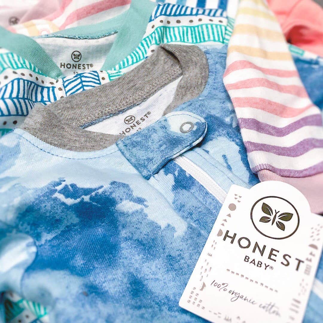 The Honest Companyさんのインスタグラム写真 - (The Honest CompanyInstagram)「Hi fam, Jessica here! 💕 I'm going to let you in on something ✨ I've wanted to do baby clothes and accessories ever since I founded Honest -- it was actually a part of the original concept! That's why I’m beyond excited to announce that we're launching Honest Baby, a collection of safe, functional, and adorable baby clothing, bedding, bath, accessories, and gifts with the same high Honest standards. 👶💖 This entire line is crafted from super soft, sustainably sourced, 100% organic cotton certified by GOTS, and perfect for delicate skin and safe sleep. 🙌 You’ll love our parent + baby friendly details (oh, snap), little luxe touches, and modern designs that match our limited-edition diaper prints. Honest Baby is accessories are great for showers, new parents, and of course your mini-me because every kiddo deserves an Honest start. xo 😘⁣⁣⁣ ⁣⁣⁣ Link in bio to shop! #HonestCompany #HonestBabyStyle」5月29日 7時18分 - honest
