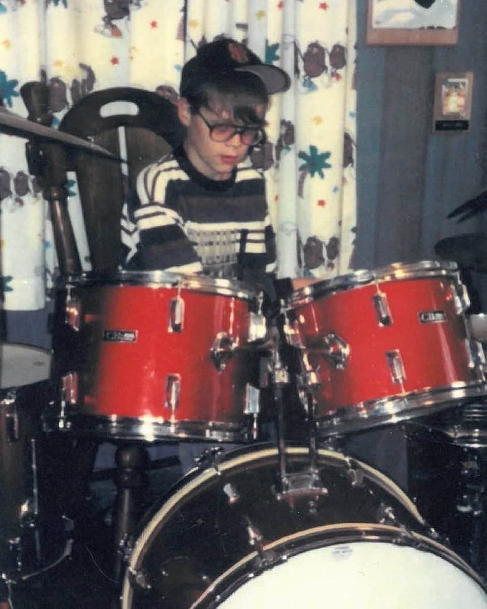 3 Doors Downのインスタグラム：「Brad practicing drums as a kid! 🤘 #tbt」