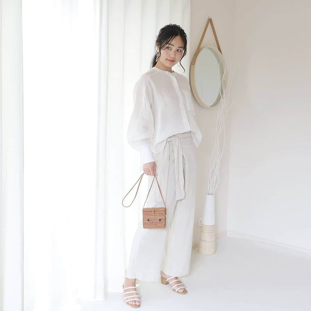 Eri Satoのインスタグラム：「white×ivoryコーデ · tops: @blancbasque pants: @reedit_official shoes: @randa_pic · #消えそうな色コーデ  ブランバスクの 👉ラミーカルゼノーカラーシャツ【BB02-123】 夏でも着られる薄手の生地で、 袖が可愛い✨ 袖口はリブ素材になってるんだよー🤗 · @blancbasque のトップのURLから買えるのでぜひチェックしてね！新作もアップしてますー🎶 · 来週から幼稚園が始まるから、夏服とか準備しなくちゃだー🙄💦 · #blancbasque #ブランバスク#高身長コーデ#ママコーデ#カジュアルコーデ #春コーデ#fashion#ootd#outfit#code#coordinate#style#ファッション#コーディネート#コーデ#プチプラ#プチプラコーデ#シンプルコーデ#mamagirl#locari#partegram#カジュアル#お洒落さんと繋がりたい」
