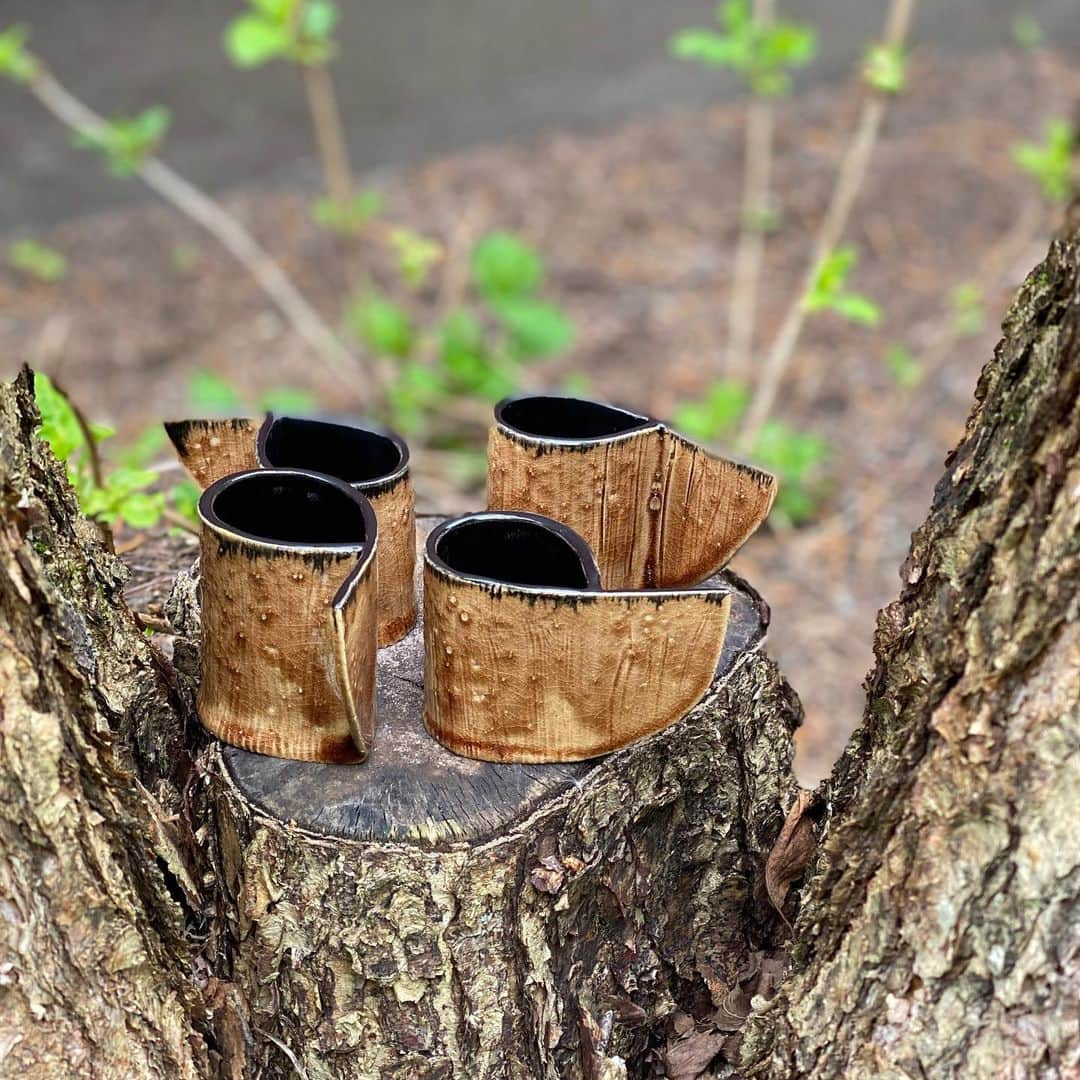 シェリ・ムーン・ゾンビさんのインスタグラム写真 - (シェリ・ムーン・ゾンビInstagram)「The #glaze on these #succulentvessels look like #caramel  the interior is #matteblack #pottery #pothead #handbuiltpottery #imadethis 🖤✌🏼🧟‍♀️」5月29日 7時43分 - sherimoonzombieofficial