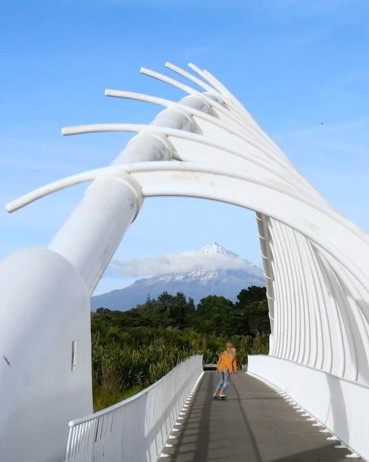 Travis Burkeのインスタグラム：「Sidewalk surfing through unique waves.  Photo Tip- → Lenses with different focal lengths drastically change the size and scale of objects in the foreground, and background. Check out the last 3 frames to see how different the volcano looks relative to the bridge.  A longer the focal length (100mm), compresses the foreground and background, and makes the mountain appear much larger and closer.  A wide angle lens (14mm) will make the foreground look large and the background look really small.  You can use this as a tool to create certain perspectives depending on what you’re trying to highlight or convey in your image. I thought the 100mm lens compressing the mountain through the bridge worked best for this. Thoughts?  I am considering doing a ‘what’s in the bag & why’ blog/video for breakdowns like this. Comment below if you’d be interested 📸. With @gypsealaysea and @sector9 skateboards! ⚡️」