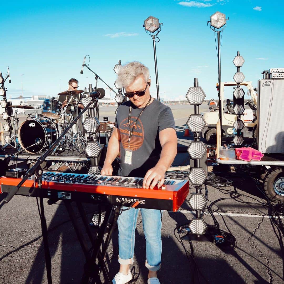 シェパードのインスタグラム：「This afternoon is going to be epic! Performing on the @goldcoastairport runway for @1029hottomato 🤯 you can tune into the live feed on the @1029hottomato FB page from 4:20pm 👋🏼」