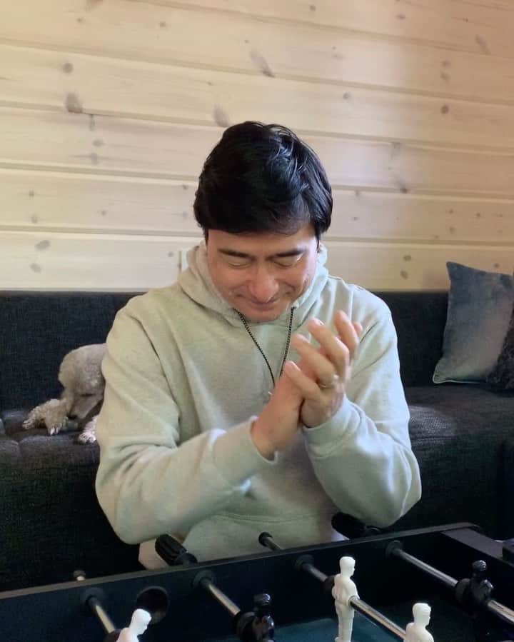 のインスタグラム：「Gooooooood morning!  医療関係者と私たちの生活を支えてくださるみなさんに心から感謝👏🏻👏🏼👏👏🏽👏🏾👏🏿Put your hands together 👏🏿👏🏾👏🏽👏👏🏼👏🏻そして、この試練と対峙する全てのみなさんをリスペクト！@tetsuya_bessho ありがとう！We are all #UNITED. Through every dark night, there’s a brighter day. Spread Love❣️ & Peace🕊  #ありがとう #感謝 #thankyou #handstogether813 #jwave #81.3 #tokyounited #love #peace #ジョンカビラ #jonkabira」