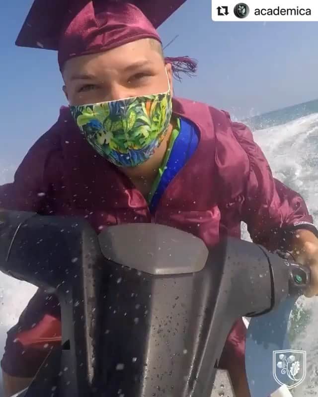 ピットブルのインスタグラム：「Unique times call for unique measures. Dale! @academica #somersetacademy #keywest #classof2020」