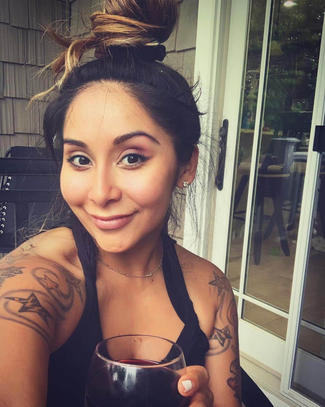 ニコール・ ポリッツィのインスタグラム：「To sitting outside watching birds, Wine & Chris 🔥🖤」