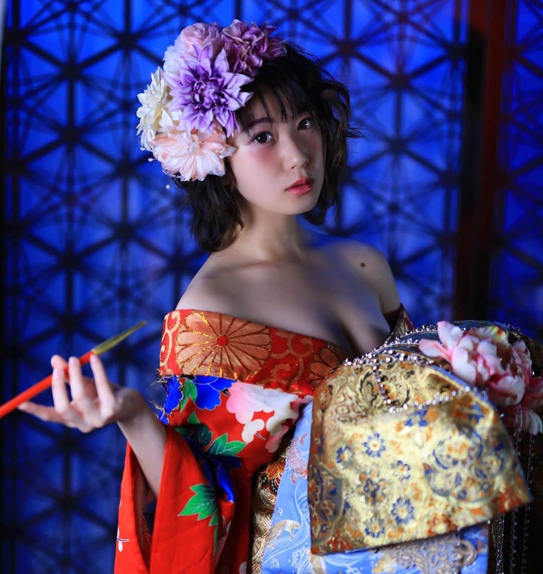 舘林佳史のインスタグラム：「花魁モデル撮影❣️﻿ ﻿ ﻿ model:マリアAT ﻿ ﻿ 和装スタジオ﻿ お江戸倶楽部 ﻿ ﻿ ﻿ 誰でも物語の主人公になれるをキャッチコピーにドラマや映画の物語のワンシーンの様なDramaticStoryPhotと言う名前で活動作品作りをしています。﻿ ﻿ 大好評のドラマティックフォトのご依頼はこのクオリティーで30000円〜(ほぼ諸経費)で受け賜わっています)^o^( 素敵な作品を一緒に作りたい！コラボレーションしたい 美容師・メイクアップアーティストさん ・服飾デザイナーさんクリエイターさんも随時募集中です✨﻿ ﻿ お姫様になりたい👸物語の主人公になってみませんか^ ^⁉︎.﻿ ﻿ たった一枚の写真で人生が変わる‼️﻿ ﻿ ✨作品作り体験モデルに興味がある方 ドラマティックフォト依頼 撮影依頼 体験モデル募集①お名前②地域③年齢④身長⑤LINE ID⑥応募理由やお問い合わせ内容⑦最近の髪型スタイルの分かる写真をDMまたはメール下さい✨📩contact@dramaticphoto.jp﻿ モデル宣材撮影 コンポジ Book作り プロフィール撮影 ブライダルフォト記念撮影 衣装レンタル 成人式 着物 ドレスロケーションフォト スチール サロンモデル撮影 写真集等撮影のご依頼何でもお気軽にお問い合わせDM下さい✨📩 .﻿ ༚┈❁┈༚༝༝༚┈❁┈༚༝༝༚┈❁┈༚༝༝༚┈❁┈ ༚༝༝༚┈❁┈﻿ ． 【掲載モデル個撮紹介】﻿ 掲載モデルを撮ってみたいと思った事はありませんか^ ^⁉️﻿ .﻿ 掲載モデルさんをご紹介出来るようになりました❣️﻿ .﻿ ✅ポートレート撮影をやってみたいけどモデルモデルが見つからない。﻿ ✅モデルと一対一でポートレート撮影したい。﻿ ✅撮影会だと撮りたい構図の写真が撮れない。﻿ ✅モデル2人でツイン撮影したい。﻿ ✅友達のカメラマンと一緒にモデルを撮りたい。﻿ ✅モデルとメイクさんを呼んで作品作りをしたい。﻿ ✅スタジオで個撮したい。﻿ ✅海や山で撮影したい。﻿ ✅水着撮影したい。﻿ ✅仕事帰りに撮影したい。﻿ ✅夜景やネオンで撮りたい。﻿ ✅フォトコンにチャレンジしたい。﻿ ✅美容院スタイリストの作品作りコンテストモデル探しや撮影をしたい。カメラマンも探している。﻿ ✅プロのフォトグラファーを 目指している。﻿ ✅プロのカメラマンと同行してもらって勉強したい。﻿ ✅自分の都合の良い日や時間に合わせて撮影がしたい。﻿ .﻿ ༚┈❁┈༚༝༝༚┈❁┈༚༝༝༚┈❁┈༚༝༝༚┈❁┈ ༚༝༝༚┈❁┈﻿ ． 【掲載モデルの個人撮影依頼】﻿ .﻿ お問い合わせは以下の内容を記入しDM 📩﻿ 又はLINE下さい ID510661(舘林佳史)﻿ .﻿ お取り次ぎ致します❣️﻿ .﻿ 件名《個撮モデルお問い合わせ》﻿ ⚫︎氏名:﻿ ⚫︎年齢:﻿ ⚫︎連絡先:﻿ ⚫︎メールアドレス:﻿ ⚫︎カメラ歴: 年﻿ ⚫︎希望モデル名:﻿ ⚫︎希望日:﻿ ⚫︎希望時間:﻿ ⚫︎希望集合場所:  駅や施設名﻿ ⚫︎希望撮影地: 湘南  鎌倉 横浜 ○○公園 等﻿ ⚫︎移動手段: 徒歩  車﻿ ⚫︎希望衣装: ドレス・ロングスカート・ミニスカート・ワンピース・普段着・カジュアル・ショーパン・お任せ・着物・その他﻿ ⚫︎衣装(モデルさんに持って来て欲しい・自分で用意したい)﻿ .﻿ .﻿ ༚┈❁┈༚༝༝༚┈❁┈༚༝༝༚┈❁┈༚༝༝༚┈❁┈ ༚༝༝༚┈❁┈﻿ ． ◆撮影料金﻿ .﻿ 基本撮影時間:3時間(休憩時間移動込み)﻿ 15000円﻿ ⚫︎延長:1時間ごとに5000円﻿ .﻿ ༚┈❁┈༚༝༝༚┈❁┈༚༝༝༚┈❁┈༚༝༝༚┈❁┈ ༚༝༝༚┈❁┈ . ．﻿ #花魁#着物#渋谷#花魁撮影#お江戸倶楽部#和装#スタジオ#グラビア#グラビアアイドル#フリーモデル#ドラマティックストーリーフォト#インスタ映え#作品作り #撮影依頼#講習会#シューティング#撮影依頼募集中 #ファインダー越しの私の世界 #写真を撮るのが好きな人と繋がりたい  #ストロビスト#ポートレート#ポートレートモデル#モデル募集#被写体#ロケーションフォト#カメラマン#フォトグラファー」