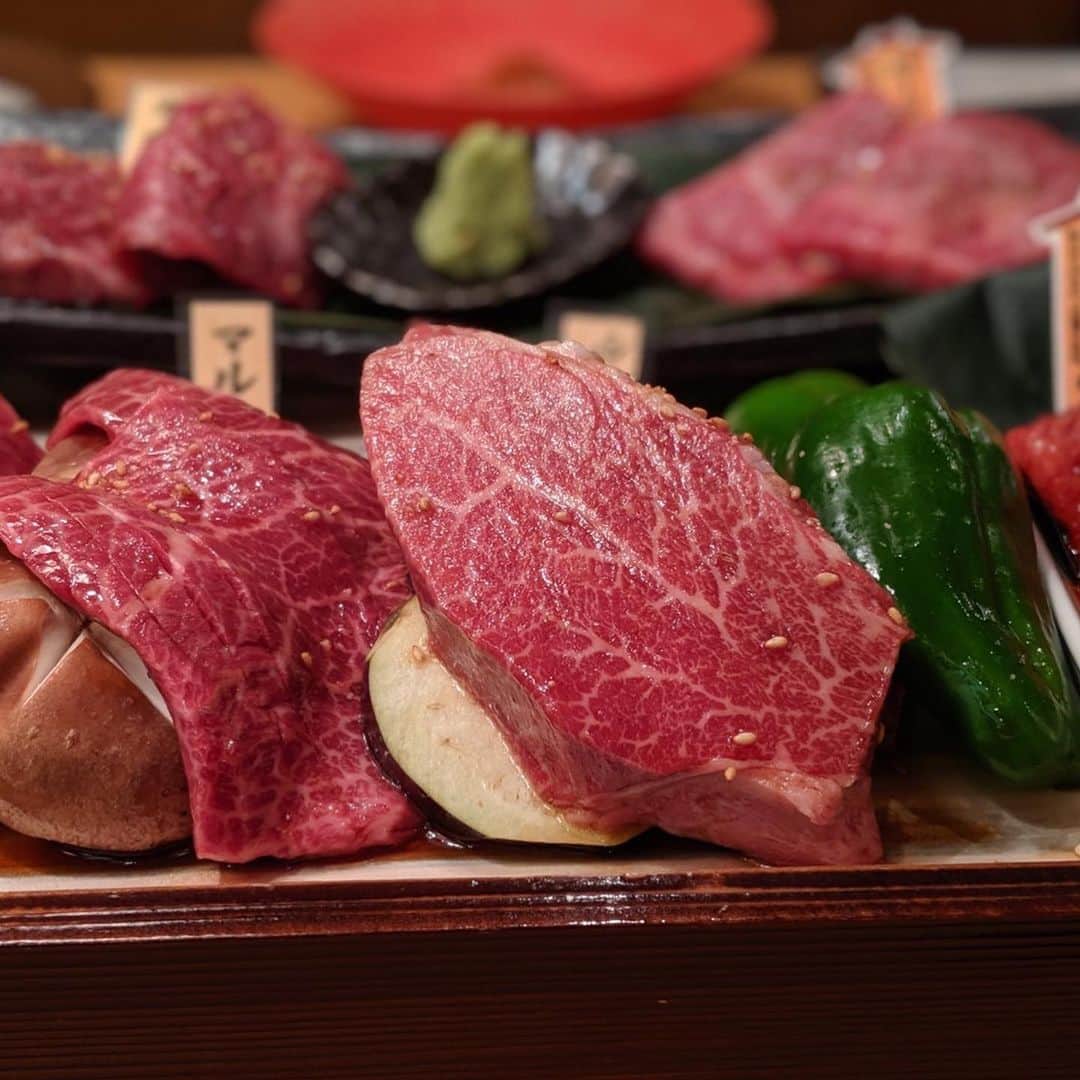 東京肉レポートさんのインスタグラム写真 - (東京肉レポートInstagram)「これぞ王道の焼肉！「くにもと」はこれまたタレが旨くて、しっかりした赤身とロースそのものの味が一層際立ってます！これおうちで食べたい！ ﻿ 価格帯：8,000〜15,000円﻿ オススメメニュー：おまかせの盛り合わせ ﻿ I love this traditional and sophisticated Wagyu yakiniku at “Kunimoto” !  Photo taken by @bms12_nmnl ﻿ #くにもと新館 #浜松町 #浜松町グルメ #ハンバーガー #焼肉 #ステーキ #ユッケ #すき焼き #肉 #和牛 #牛 #グルメ #東京肉レポート #肉レポ #おうちで和牛 #kunimoto #hamamatsucho #hamburger #yakiniku #wagyu #beef #steak #instafood #food #foodie #barbecue #bbq #tokyo #tokyo_wagyu_report」5月28日 23時17分 - tokyo_wagyu_report