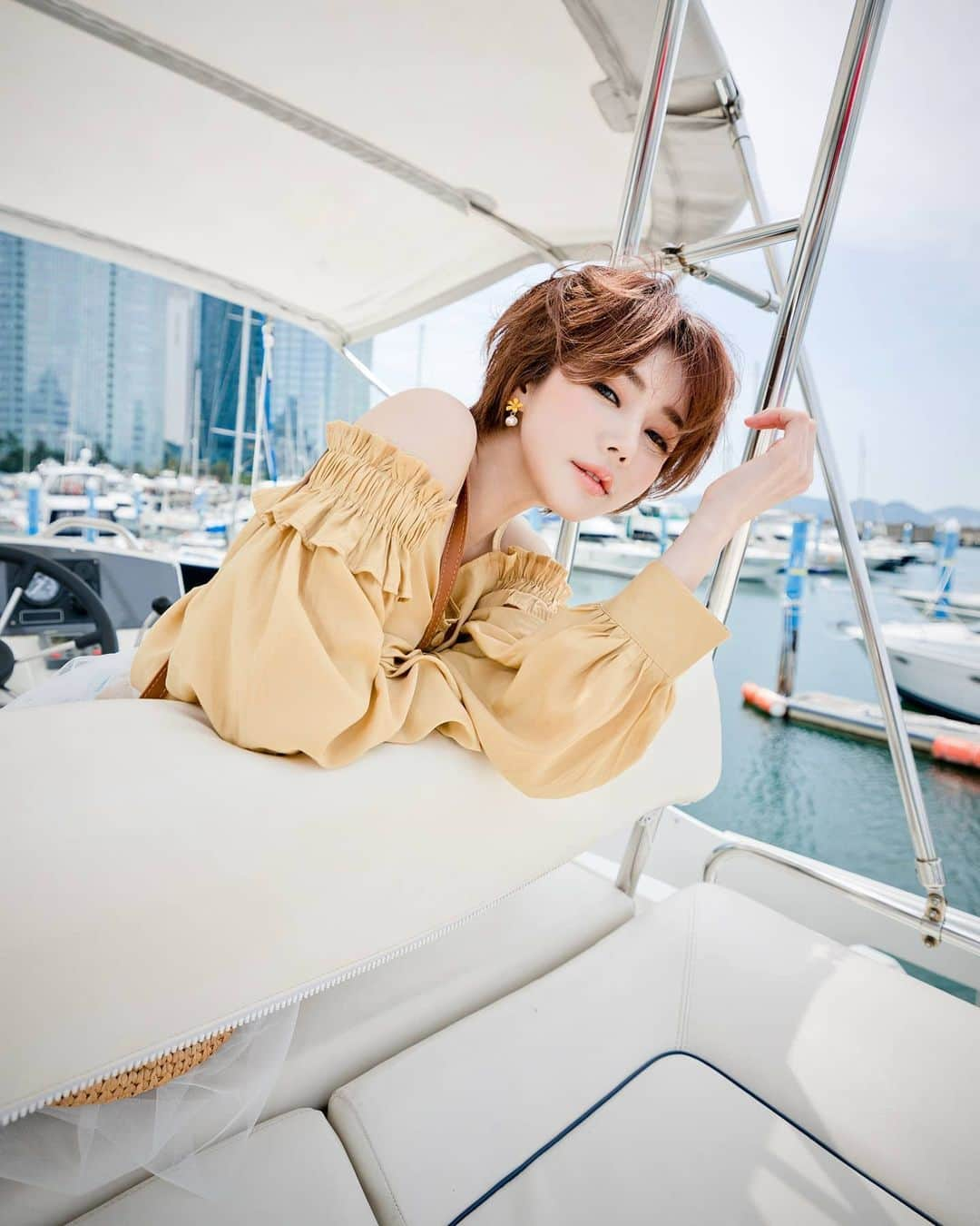 Han Ga Eunさんのインスタグラム写真 - (Han Ga EunInstagram)「요트 갖고 싶다🛳 요트타고 달리면 진짜 기분 좋아..🙆‍♀️💘 . . 순간을 그려내는 사람💃 시간을 멈추는 사람📸  Photo @yolo_merock Makeup @makeup_soukhyun . . #부산 #사진 #모델 #부산미우」5月28日 23時11分 - gaeungbebe