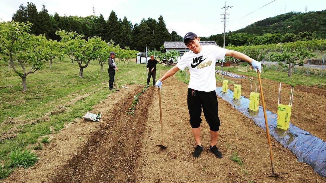 川村卓也のインスタグラム：「. 密を避けながら 人生の大先輩方に色々教えてもらいながら 農作業始めました！  現時点では ジャガイモ サツマイモ キュウリ えだ豆 トマト ナス ピーマン スイカ メロン  を育てています！ 現場からは以上です！」