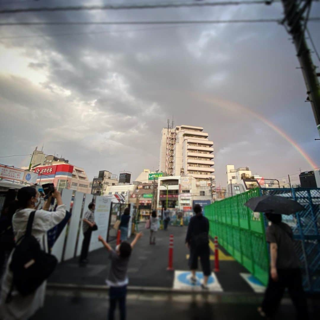 味岡ちえりさんのインスタグラム写真 - (味岡ちえりInstagram)「夕方の散歩途中で突然の雨に見舞われツイてないなー …と、長いこと雨宿りしてたけど、まさか虹が見えるなんて‼️ ラッキー🤞‼️✨ と、単純な私🌈❤️ ・ ・ ・ ビチャビチャになったチャビンとコビンは、帰宅後シャンプーしてフワフワになった〜😎 ・ ・ ・ ボンゴは朝散歩だったので、夕方散歩はお留守番でした🏠 ・ ・ ・ #味岡ちえり #bongo #chabin #cobin #犬好き #dogs🐶  #ブラタンチワワ #チワワ #ロングコート #ブラックタン #クリームホワイト #セーブルホワイト #多頭飼いチワワ  #chihuahua  #dogstagram  #犬がいる暮らし #犬がいないと生きていけない  #多頭飼い #お散歩 #虹 #rainbow #下北沢  #shimokitazawa」5月28日 23時15分 - chieri0103