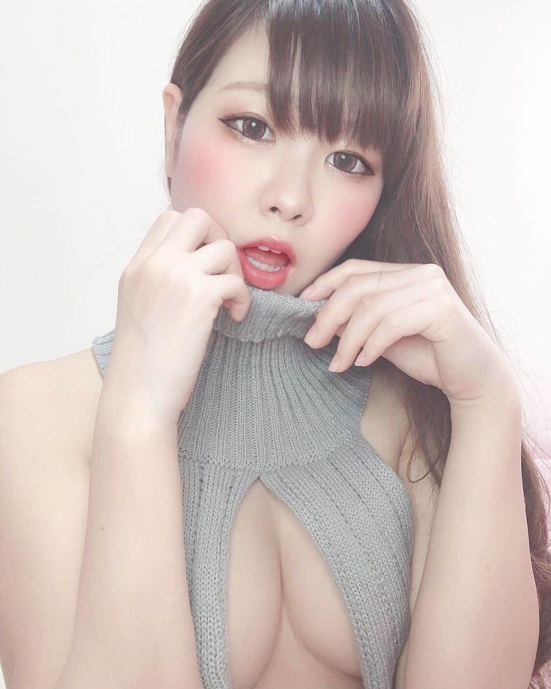 えれなさんのインスタグラム写真 - (えれなInstagram)「ドキドキがいっぱい。 . . . . .  #童貞を殺すセーター#バーレスク大阪#バーレスク#おうち時間#バーレスク大阪えれな#北新地#アイドル#グラビア#グラビア風#ロリ#合法ロリ巨乳#むちむち女子#童顔女子#ビキニ# えろ ...