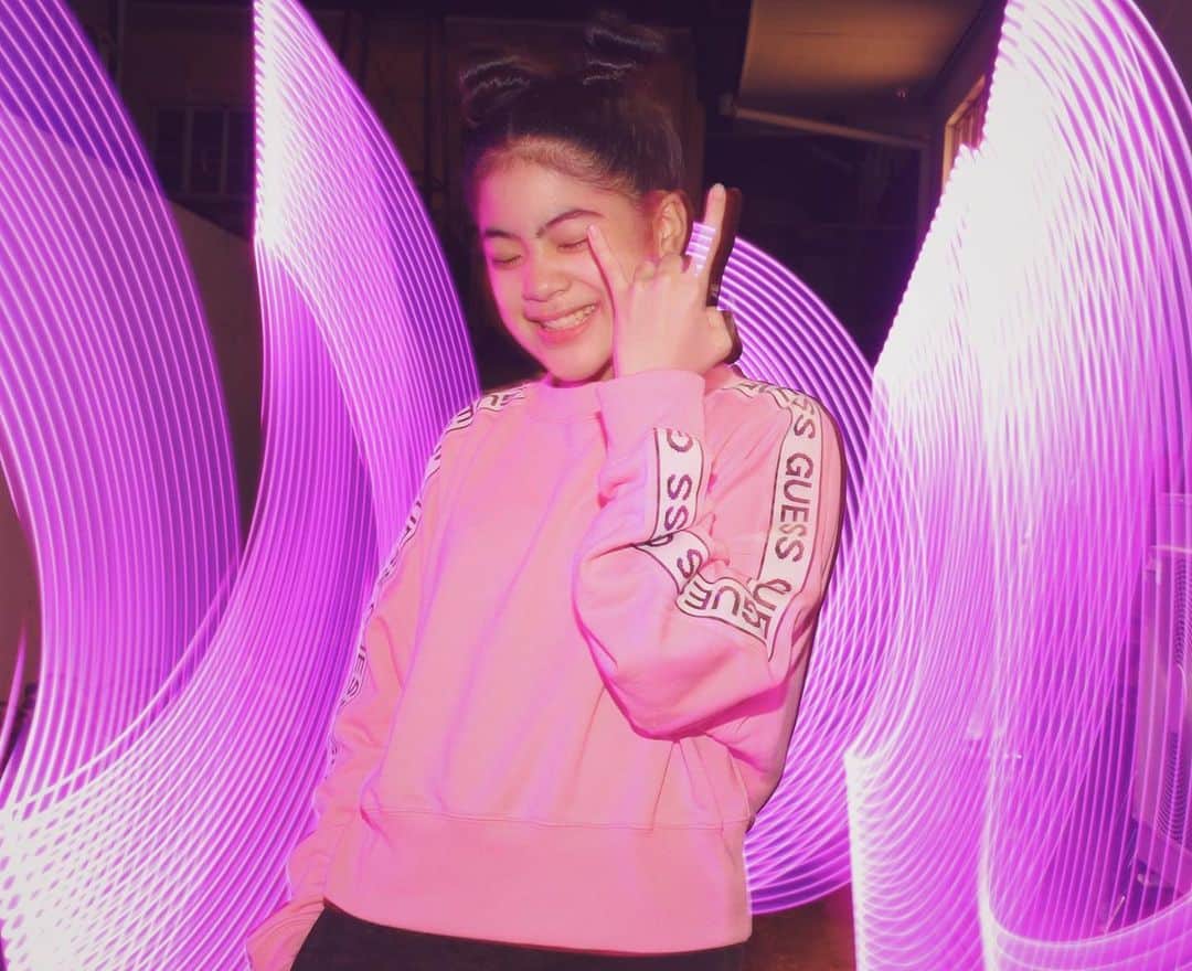 Niana Guerreroのインスタグラム：「we tried experimenting with light painting and this was some that we got hahaha 🤣💡🎨 📸: @gabriel_altonaga  my 👚 by ❓」