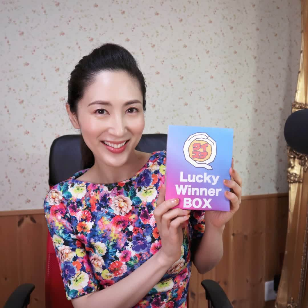 吉松育美さんのインスタグラム写真 - (吉松育美Instagram)「⠀ Everyone LOVES "Lucky winner box!" 🎁🎁🎁⠀ ⠀ Why not?! 😂⠀ ⠀ みんな大好きラッキーWinnerボックズ🙌🎁🙌上位に入賞しなくてもワンチャン🔥 #プレゼント ゲットの可能性が😉１９位にランクインしてねん💪💗⠀ ⠀ #クイズナ は明日21:30~ #Youtube 生配信だよー✌⠀ ⠀ 素敵～とみんなに誉められたワンピはZARAのものです🌟🌟🌟服ZARA率高め😂⠀ ⠀ ⠀ ⠀ ⠀ ⠀ #justgoshoots #canoneosm100 #eosm100 #photographyofday #fashoninla #smileoftheday #lightroommagic #portraitlover  #キャノンカメラ  #笑顔が大事  #カメラが好き #海外在住日本人 #インターナショナル #綺麗な人と繋がりたい #魅力アップ #グローバル #吉松育美 #ミスコン #クイズ #プレゼント企画 #ライブクイズ #雑学」5月28日 23時21分 - ikumiyoshimatsu