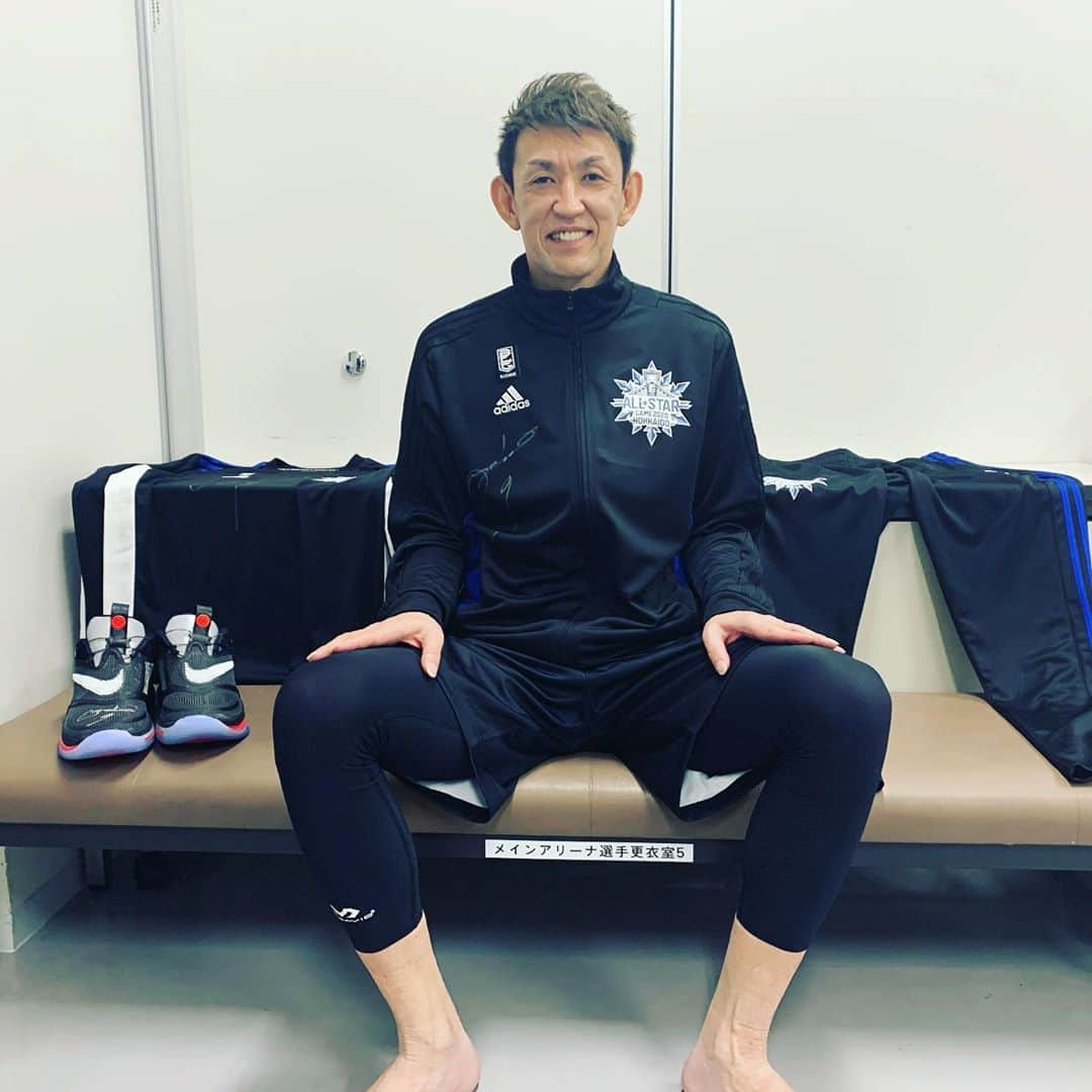 中村剛大さんのインスタグラム写真 - (中村剛大Instagram)「【折茂武彦引退特番】 27年目のラストダンス 〜伝説レジェンドと呼ばれた男〜  折茂さんの現役ラストシーズンに密着取材させていただき、27年間のバスケ人生を振り返る1時間のドキュメンタリー番組です。  この番組では、アナウンサーとしてではなく、初めてディレクターとして番組制作に携わりました。取材、構成、インタビュー、ナレーションなどを務めています。  折茂さんがバスケ人生を通じて伝えたかったモノ。その想いを感じていただけたら嬉しいです。私も「折茂さんのために伝えたい」という想いで取り組みました。  折茂さんと縁の深い方々にも出演していただいています。ぜひご覧ください。  #Bリーグ  #レバンガ北海道 #折茂武彦 #UHBにて5月30日16時から放送 #バスケ好きな人と繋がりたい」5月28日 23時25分 - gotan1207