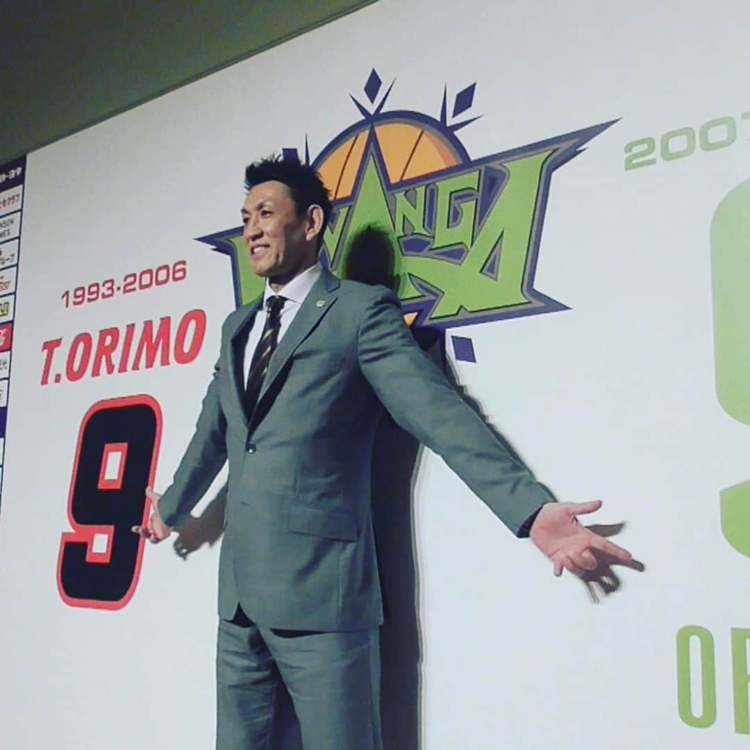 中村剛大さんのインスタグラム写真 - (中村剛大Instagram)「【折茂武彦引退特番】 27年目のラストダンス 〜伝説レジェンドと呼ばれた男〜  折茂さんの現役ラストシーズンに密着取材させていただき、27年間のバスケ人生を振り返る1時間のドキュメンタリー番組です。  この番組では、アナウンサーとしてではなく、初めてディレクターとして番組制作に携わりました。取材、構成、インタビュー、ナレーションなどを務めています。  折茂さんがバスケ人生を通じて伝えたかったモノ。その想いを感じていただけたら嬉しいです。私も「折茂さんのために伝えたい」という想いで取り組みました。  折茂さんと縁の深い方々にも出演していただいています。ぜひご覧ください。  #Bリーグ  #レバンガ北海道 #折茂武彦 #UHBにて5月30日16時から放送 #バスケ好きな人と繋がりたい」5月28日 23時25分 - gotan1207