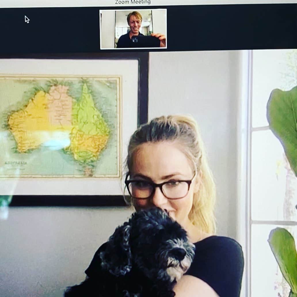 アマンダ・シュルのインスタグラム：「Rupert and I chatted with his amazing veterinarian @patrickmahaney about the mission he and @ellevetsciences are on to support pets of the homeless and others who are unable to afford veterinary care right now. @ellevetsciences is traveling through California, from San Diego to San Francisco, in the ElleVan, a mobile relief van, providing free veterinary care and supplies to pet owners who need a helping hand (or paw). To learn more about @ellevetsciences, their Pets In Need Project and how to support them visit the link in my bio.  Swipe left to see a portion of our Conversation.」