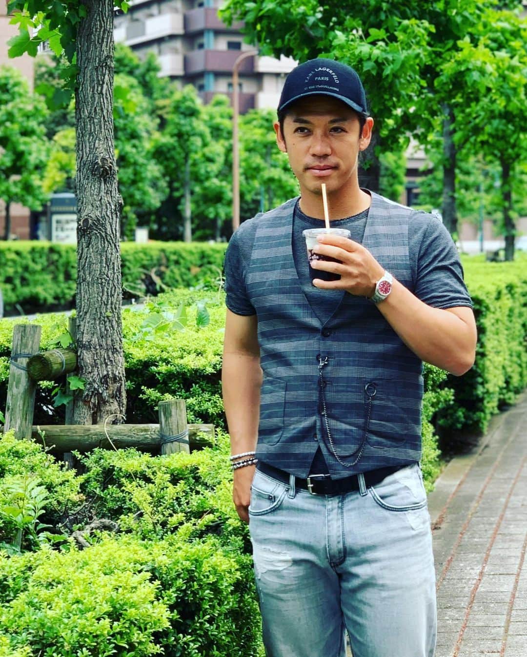 小川泰弘のインスタグラム：「毎日元気に！  プロ野球の開幕が6/19に決定しました⚾️ 無観客での開催になりますが、 少しでも元気を届けられるよう 頑張ります❗️ 引き続きコロナに注意しながら、調子を上げていきます👦🏻 #小川泰弘 #ライアン小川 #ヤクルトスワローズ #プロ野球開幕 #コーヒータイム」