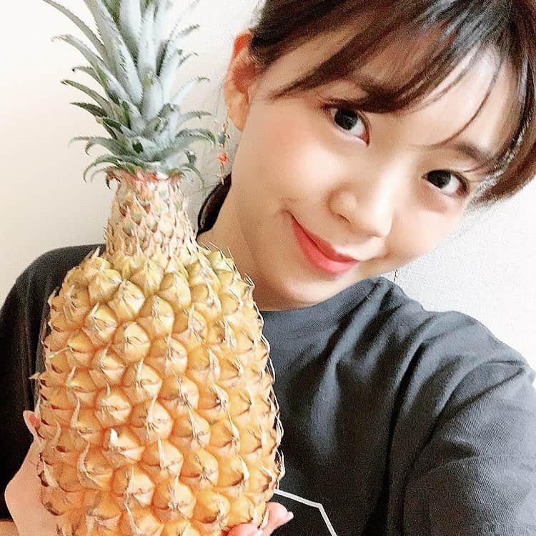 三森すずこのインスタグラム：「パイナップルってかわいいよね😍 もちろん味も好きだし、消化酵素が含まれてるっていうから、ガッツリ系の食事の時に一緒に食べたりします♪ パインバーガーとか、パインのピザも好き🍍🍕」