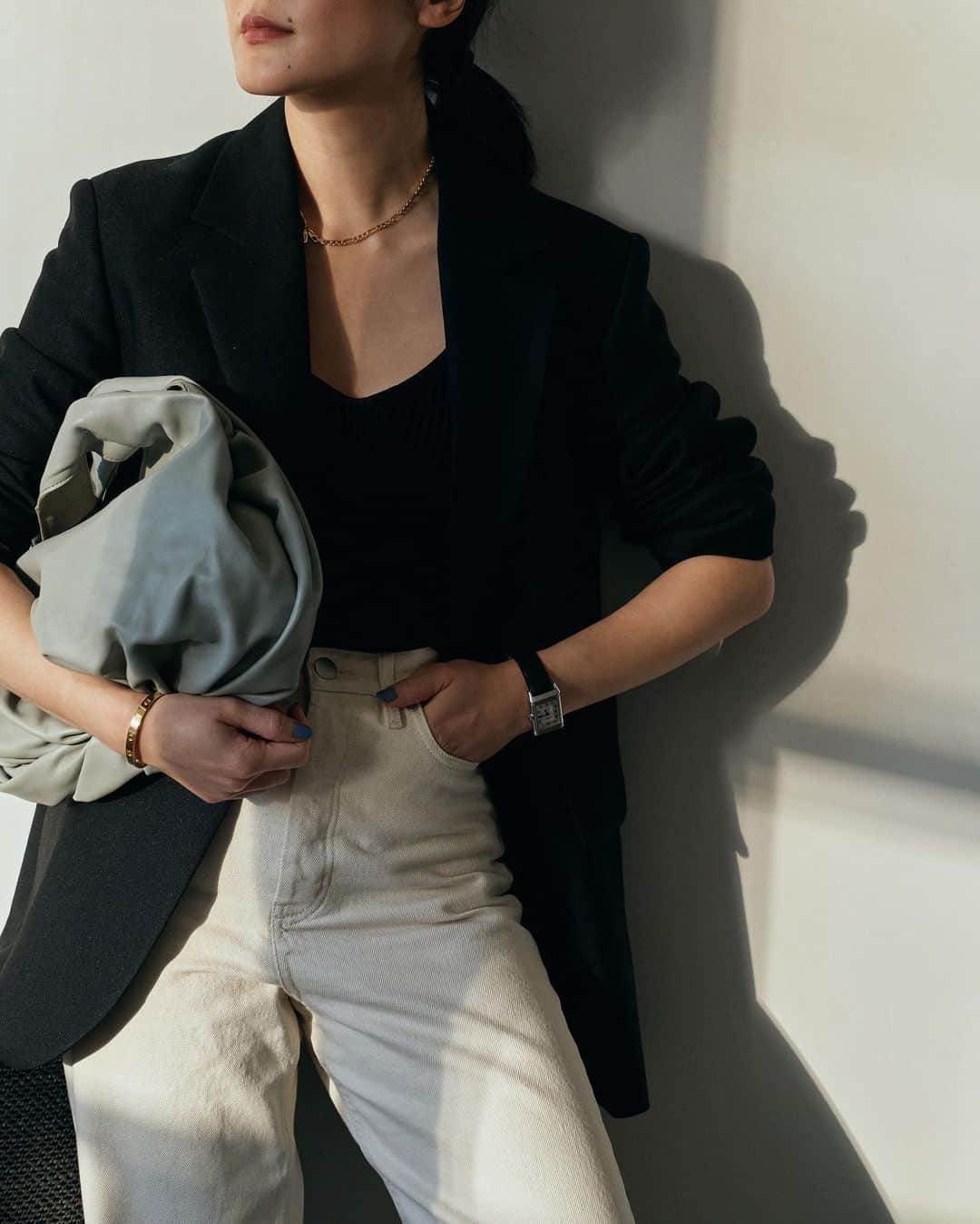 アリス・ガオさんのインスタグラム写真 - (アリス・ガオInstagram)「<back to basics> no matter the season, my go-to uniform always involves high-waisted jeans, some sort of tucked-in top, and an oversized blazer. leave it to @cosstores to always have reliable pieces to fit my edit. #COSbyYou #cosstores」5月28日 23時32分 - alice_gao