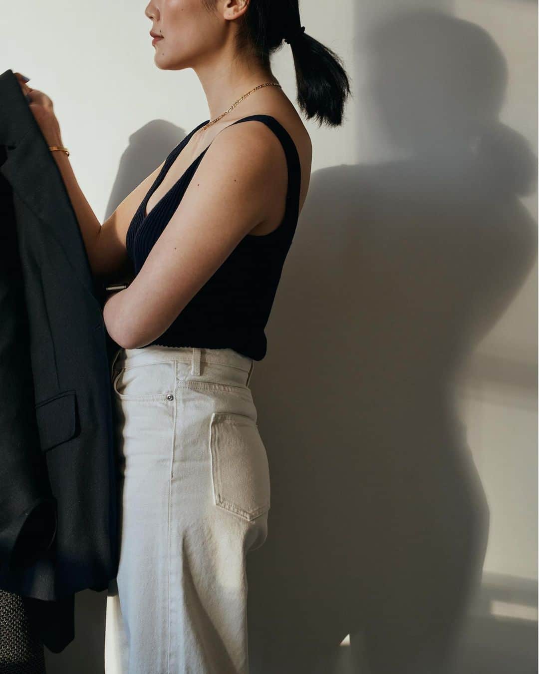 アリス・ガオのインスタグラム：「<back to basics> no matter the season, my go-to uniform always involves high-waisted jeans, some sort of tucked-in top, and an oversized blazer. leave it to @cosstores to always have reliable pieces to fit my edit. #COSbyYou #cosstores」