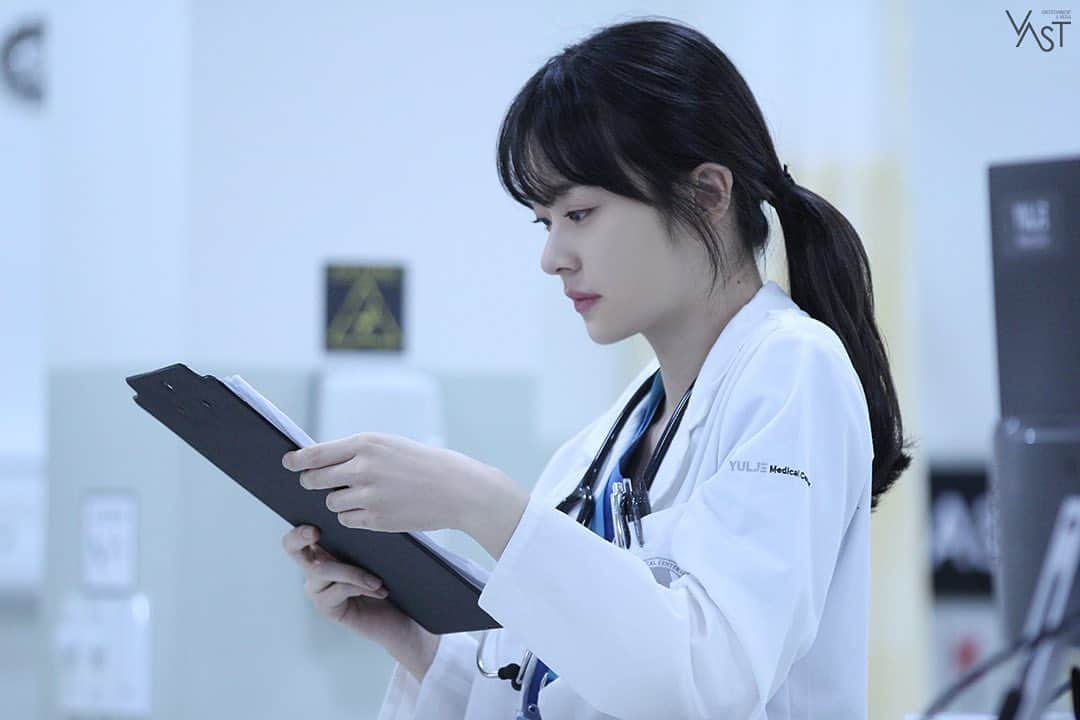 シン・ドヒョンのインスタグラム：「준희쌤으로 지낼 수 있어 영광이었습니다. 좋은 작품, 좋은 인연에 감사합니다 🥰 #슬기로운의사생활」