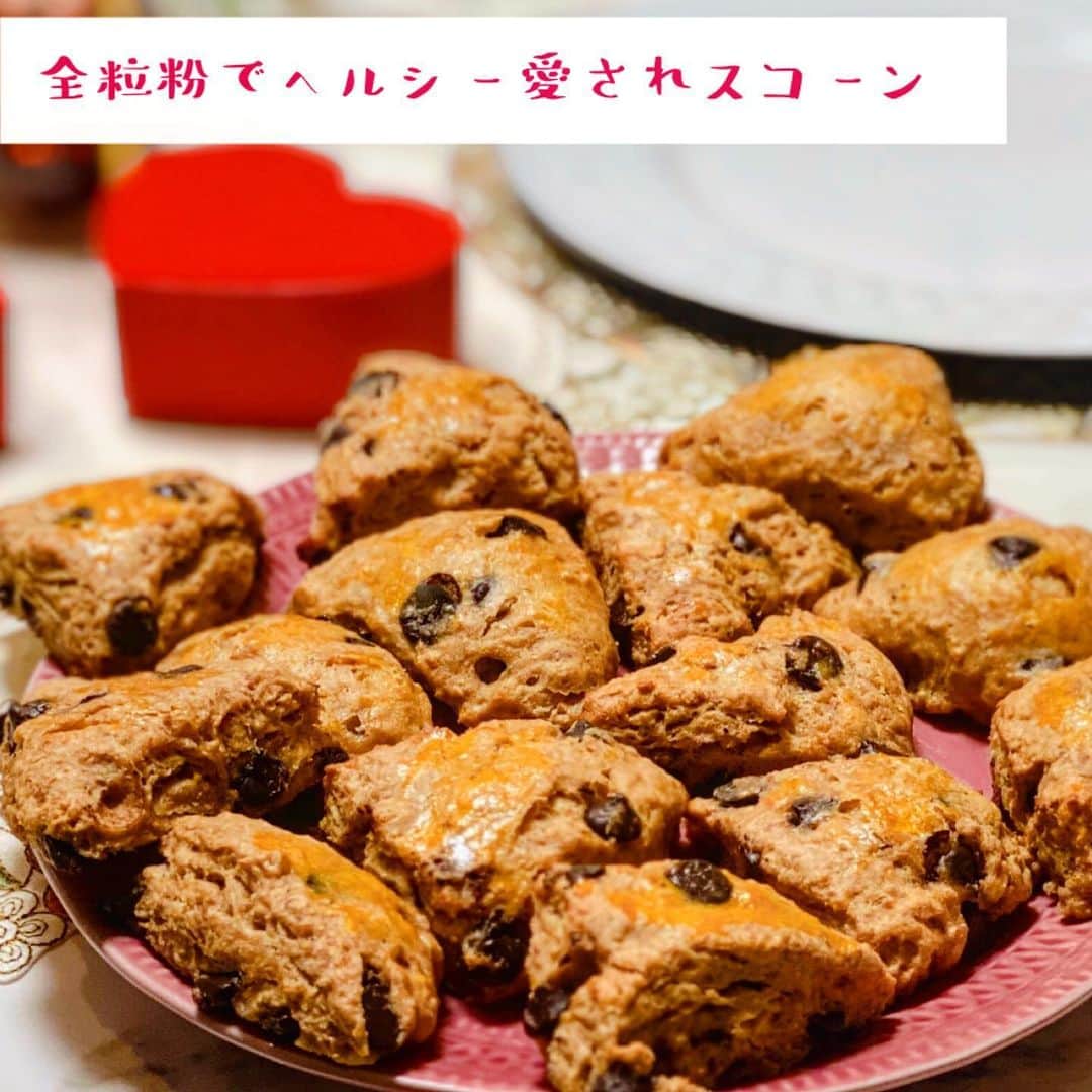 倉岡生夏さんのインスタグラム写真 - (倉岡生夏Instagram)「全粒粉でヘルシー💓 愛されスコーン❣️レシピ➡️スワイプ ・ ・ ・ ・ 作業工程写真ないんですが、簡単なので是非作ってみてください^_^ 全粒粉はお米でいうと玄米❣️ 食物繊維たくさん！ 香ばしくて、さくさくです^_^ もっとヘルシーにしたい方はチョコチップなしでたべてみて❣️ きび砂糖なので甘さも控えめですよ〜^_^ ・ ・ ・ スコーンとかって焼き上がる時の香りがたまらない💓 ・ ・ ・ ・ ・ #おうちカフェ #デリスタグラマー #スイーツ作り  #愛され料理 #クッキングラム #レシピ #スコーン  #全粒粉スコーン  #delistagrammer  #healthyfood  #sweetstagram #米 #きび砂糖 #食物繊維 #healthy #チョコチップ #swip #スイーツ!」5月28日 23時44分 - kinatty.land