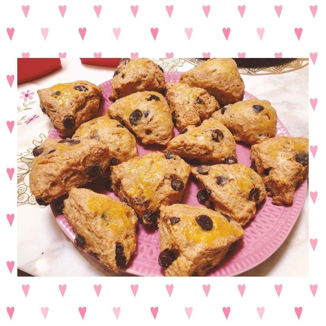 倉岡生夏さんのインスタグラム写真 - (倉岡生夏Instagram)「全粒粉でヘルシー💓 愛されスコーン❣️レシピ➡️スワイプ ・ ・ ・ ・ 作業工程写真ないんですが、簡単なので是非作ってみてください^_^ 全粒粉はお米でいうと玄米❣️ 食物繊維たくさん！ 香ばしくて、さくさくです^_^ もっとヘルシーにしたい方はチョコチップなしでたべてみて❣️ きび砂糖なので甘さも控えめですよ〜^_^ ・ ・ ・ スコーンとかって焼き上がる時の香りがたまらない💓 ・ ・ ・ ・ ・ #おうちカフェ #デリスタグラマー #スイーツ作り  #愛され料理 #クッキングラム #レシピ #スコーン  #全粒粉スコーン  #delistagrammer  #healthyfood  #sweetstagram #米 #きび砂糖 #食物繊維 #healthy #チョコチップ #swip #スイーツ!」5月28日 23時44分 - kinatty.land